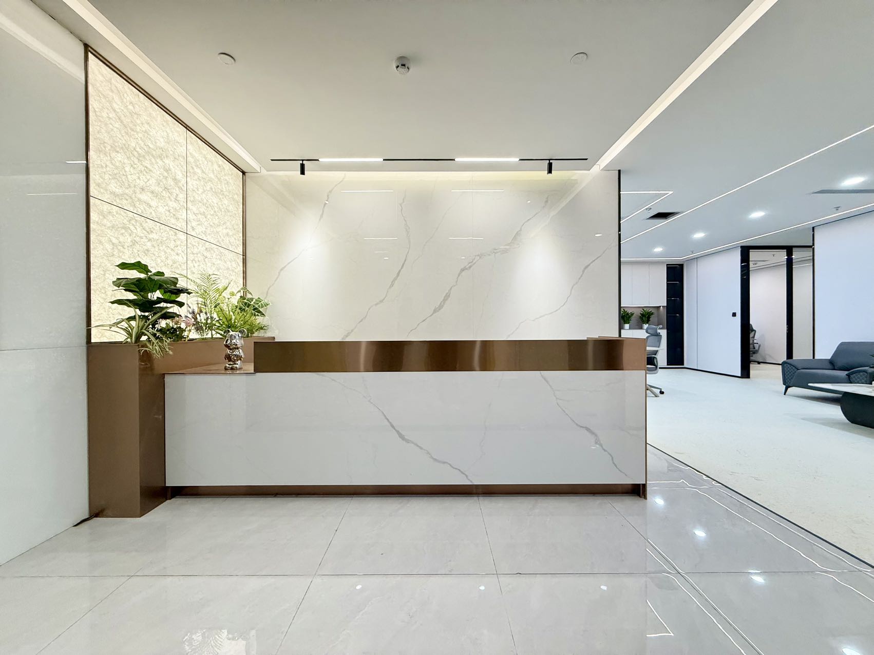 三色路 6号线金石路跌口 精装现房 396平方 6隔间36工位 动静分区 24小时空调自控 含家具可调 中鼎国际办公室出租