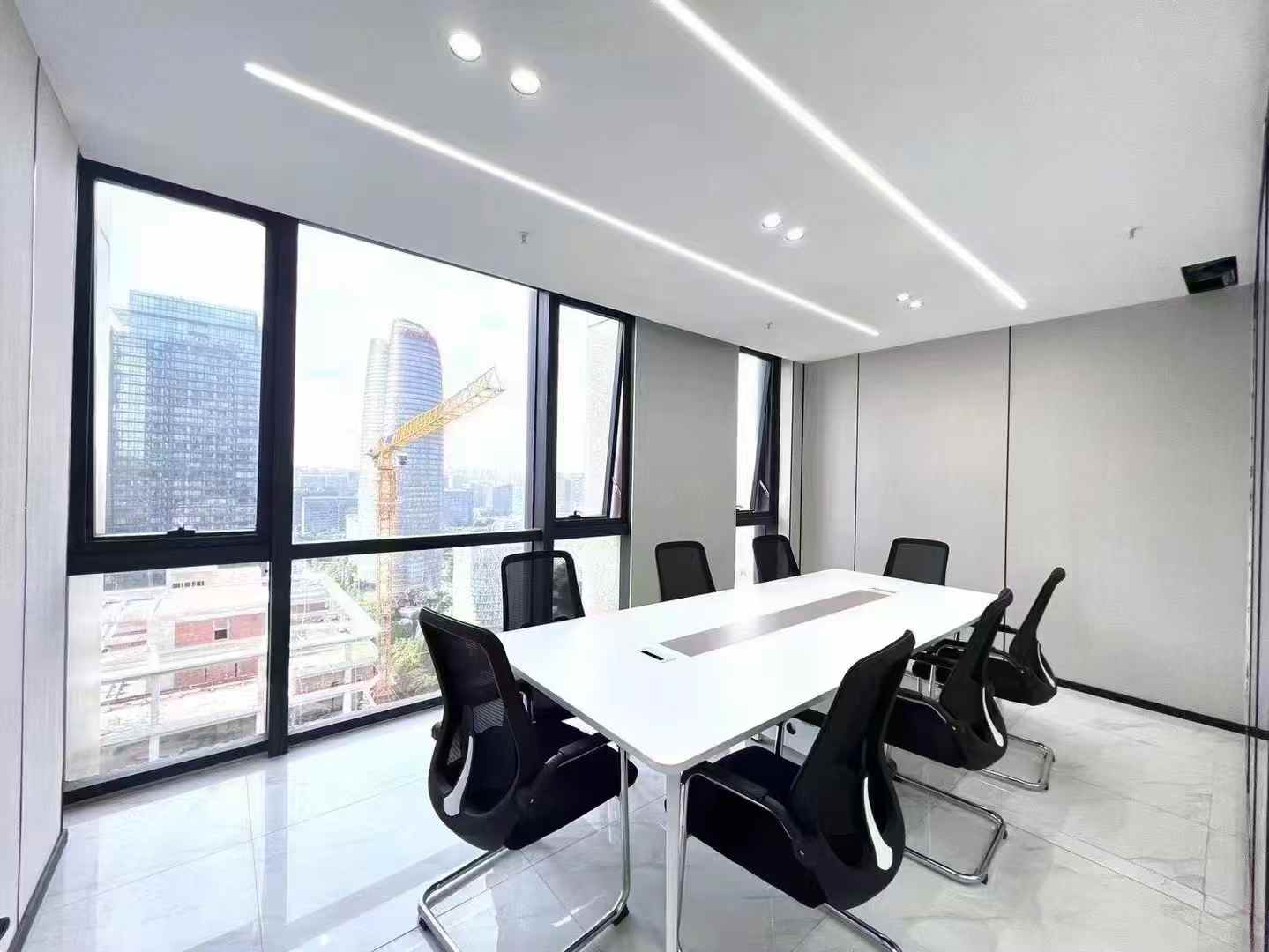 高新孵化园三线交汇 甲级楼盘 520平方 7隔间50工位 双面采光 地面地砖 电梯口 楚峰国际办公室出租