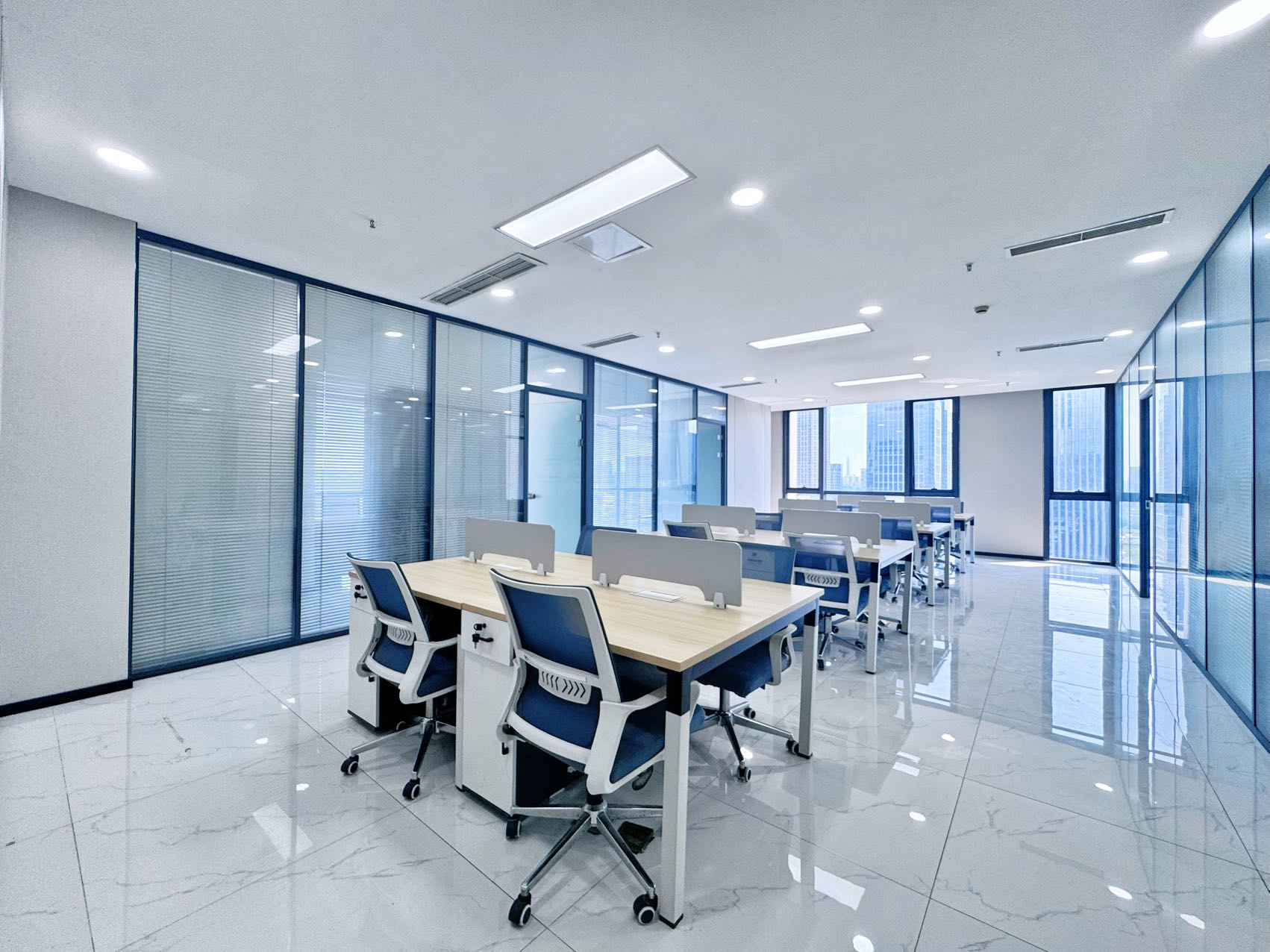 孵化园双面彩采光看双子塔 视野非常巴适 255平 4隔间16工位 精装带家具 楚峰国际办公室出租