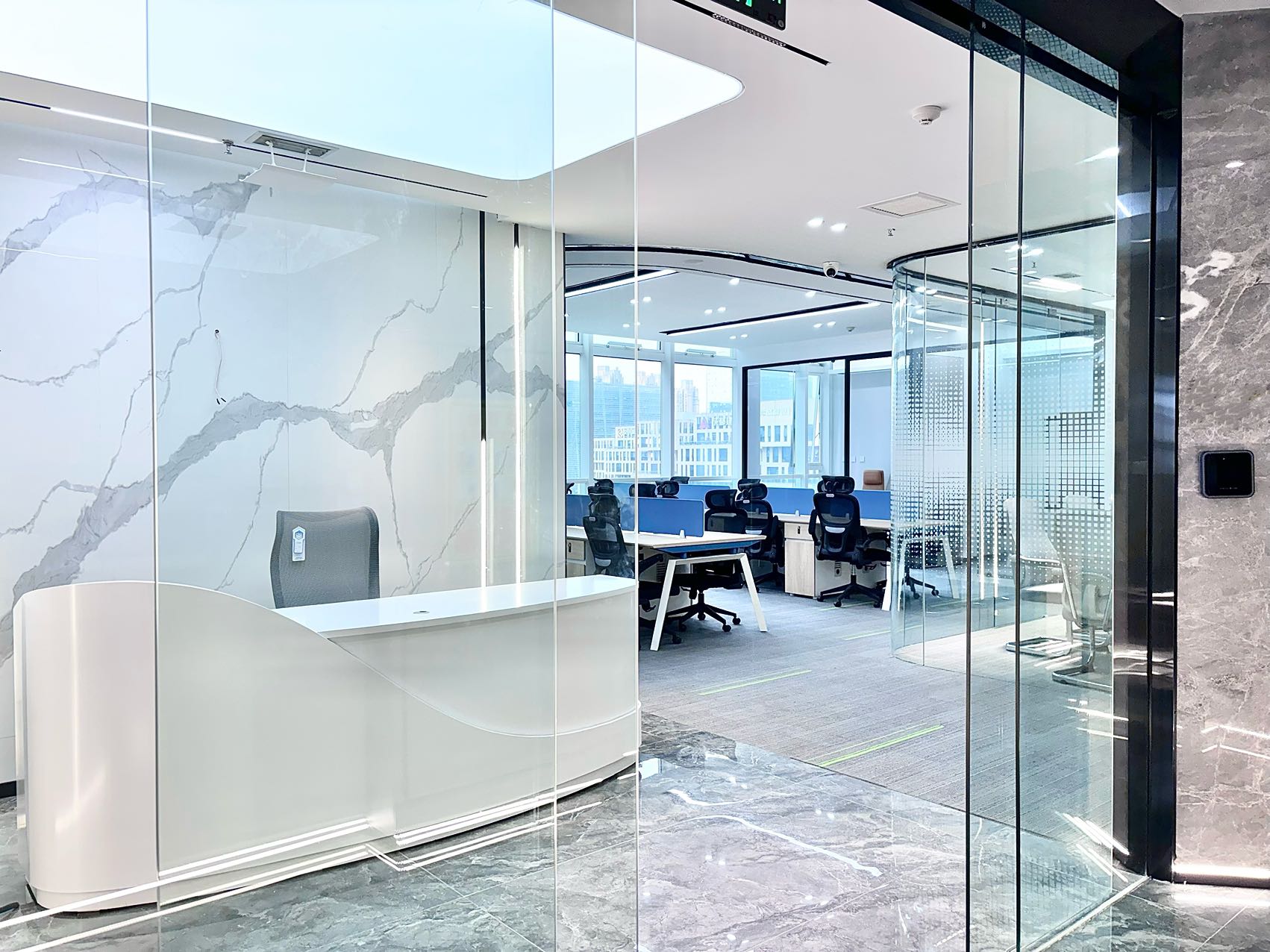 天府三街超甲品质楼盘 服务面积220平 5隔间15工位 空调早九晚十无惧加班 拎包入住 莱普敦中心办公室出租|高新区写字楼|高新区办公室|租小团