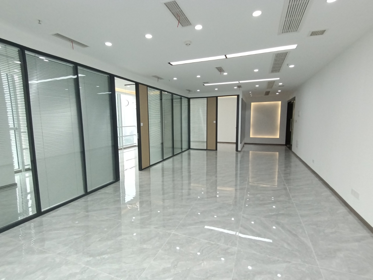 【精品】奥园广场151平米丨大纵深户型办公空间丨玻璃隔断采光通透