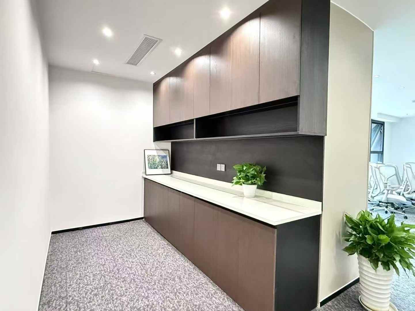 孵化园大户型出租 698平方 8隔间80工位 户型方正 装修巴适 带家具 德商国际办公室出租