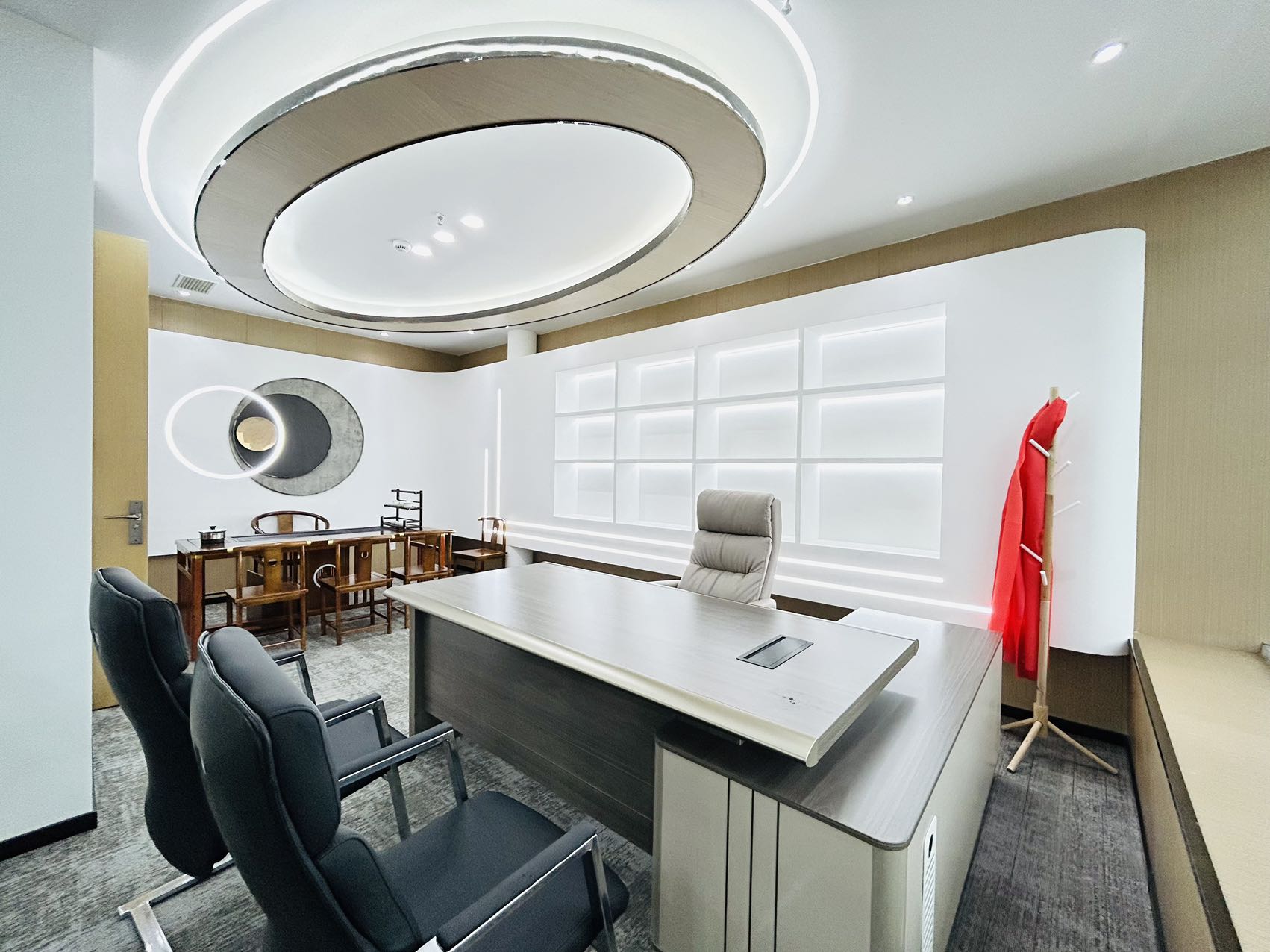 环球中心地铁口高区精装房源 视野非常安逸 按套出租 7隔间20工位 报价含物业费 环球中心办公室出租