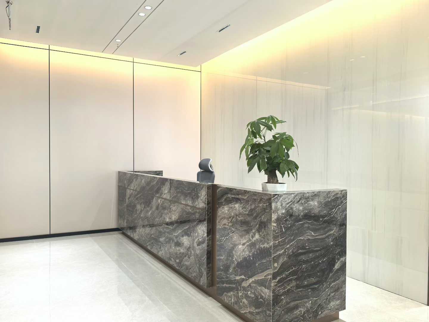 人民北路甲级楼盘 424平 双面采光 6隔间34工位 24小时空调 吊完顶层高3米 电梯口 北成8号办公室出租