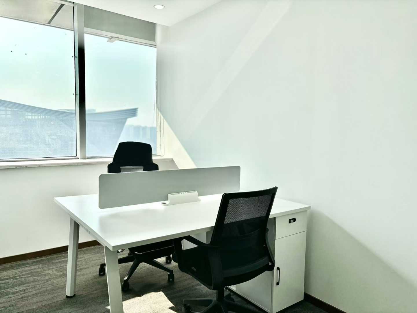 孵化园三地铁线交汇地铁口 服务面积280平方 5隔间30工位 精装带家具 24小时空调 奥克斯广场办公室出租