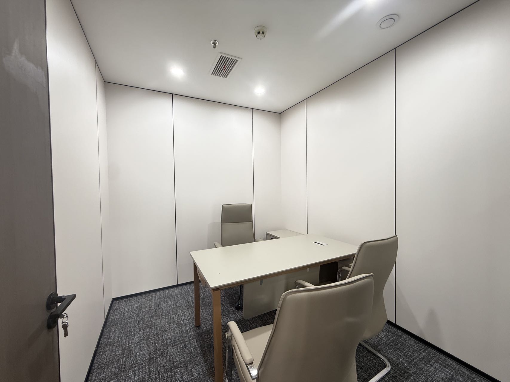 火车南站新一批装修精装房源 双面采光 4隔间23工位 特价出租 东南朝向 安格斯国际办公室出租