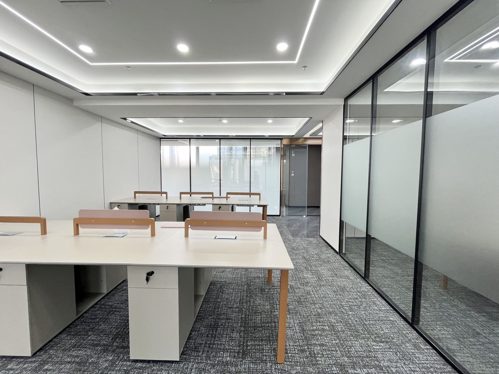 孵化园新出139平户型 3隔间12工位 出地铁就是 无惧风雨 24小时空调 物业含能耗 嘉润国金中心办公室出租