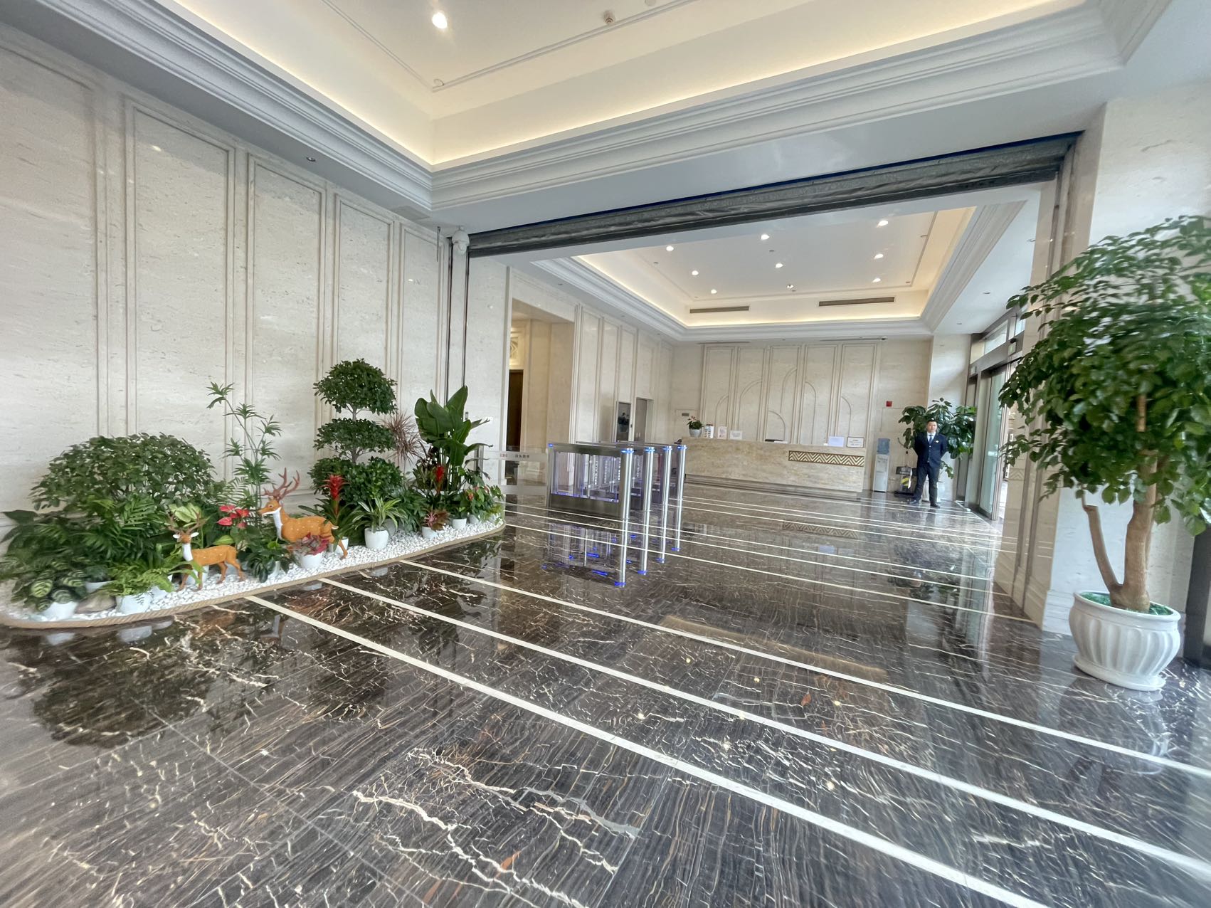 世纪城地铁四五百米 167平方 3隔间14工位 带10人会议室 精装带家具 首东置业办公室出租