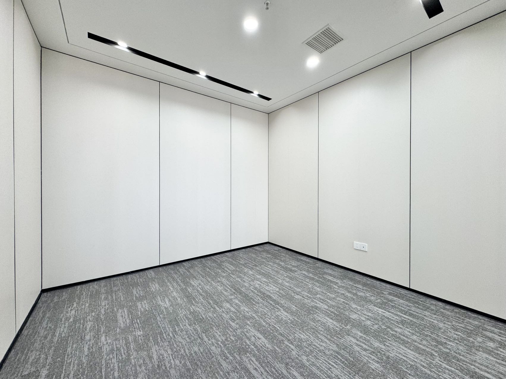 三街地铁上盖 24小时空调随时开 带共享会议室等配套 280平方 4隔间31工位 整层打造 新希望国际办公室出租