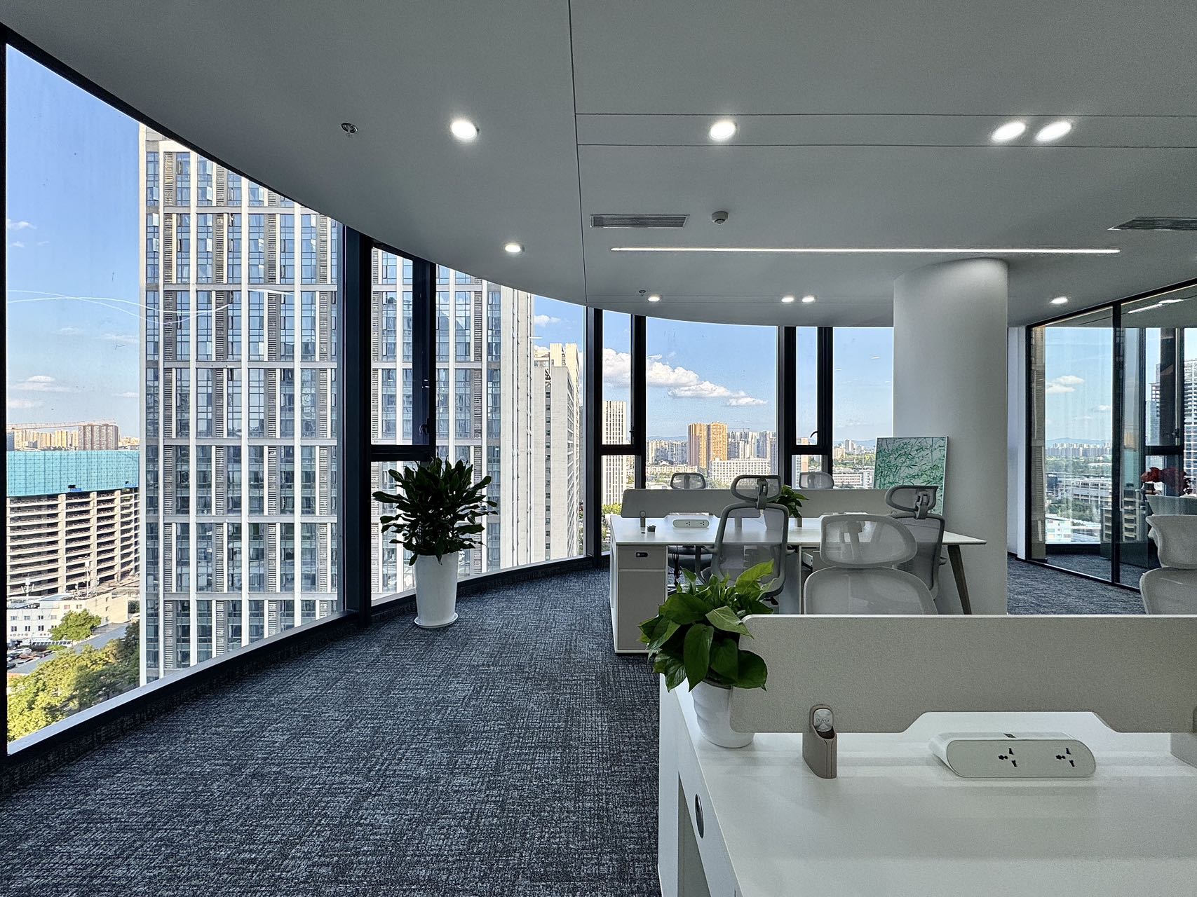 锦江区偏南 金石路地铁四五百米 288平方 4隔间23工位 正对电梯口 品质服务装修 面积多多 接待办公两不误 德塔科创中心办公室出租