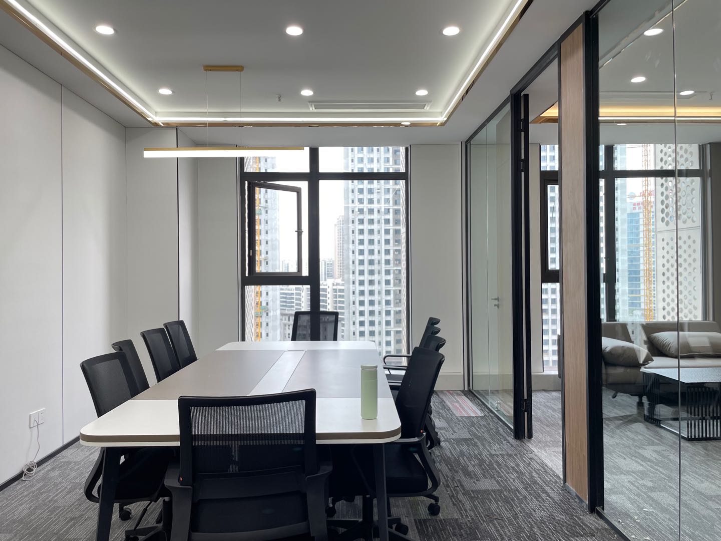 博汇大厦高楼层精装办公室2隔间+8工位无空调加时费家具可按需求配比
