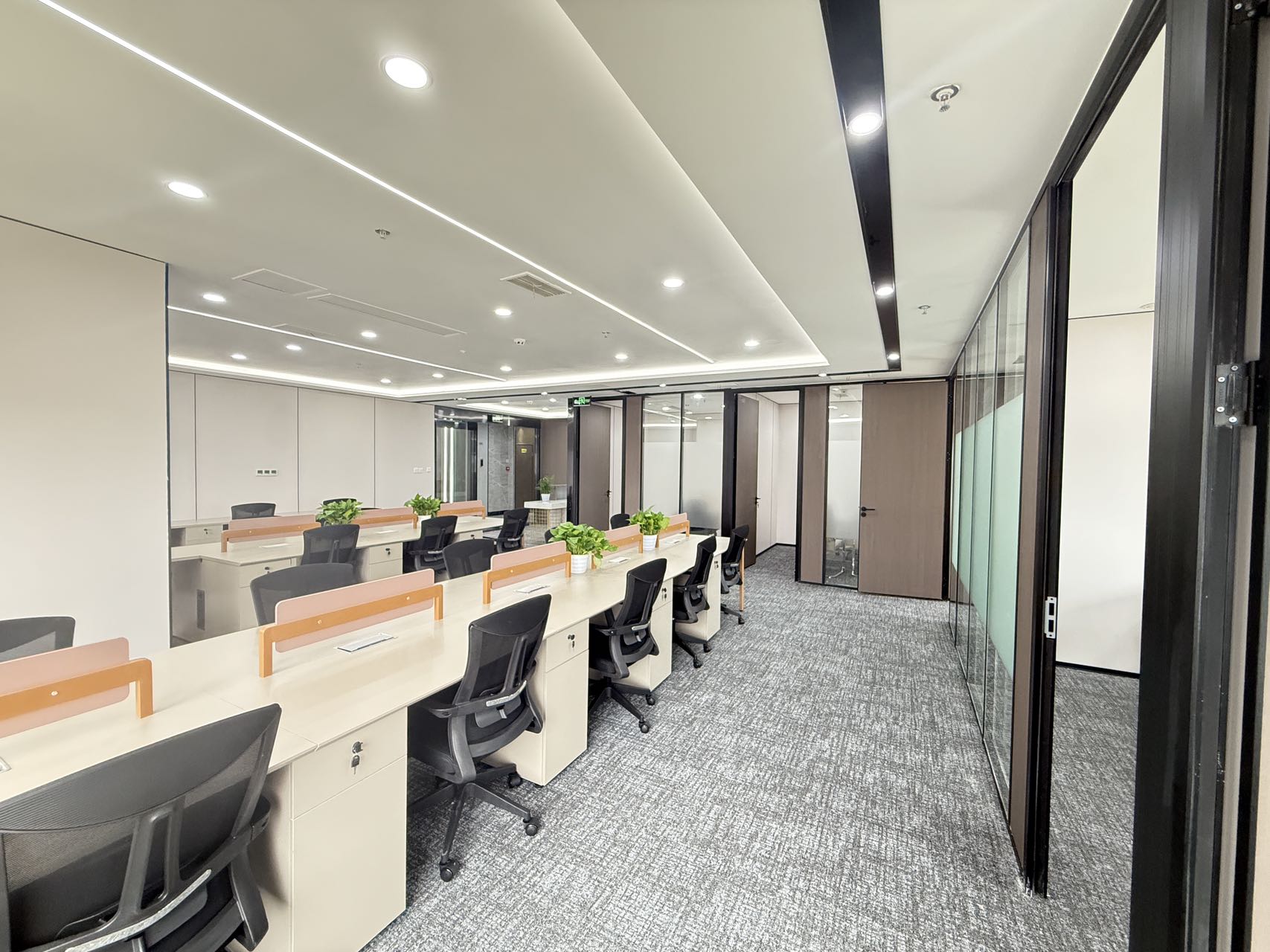 火车南站新一批装修精装房源 双面采光 4隔间23工位 特价出租 东南朝向 安格斯国际办公室出租