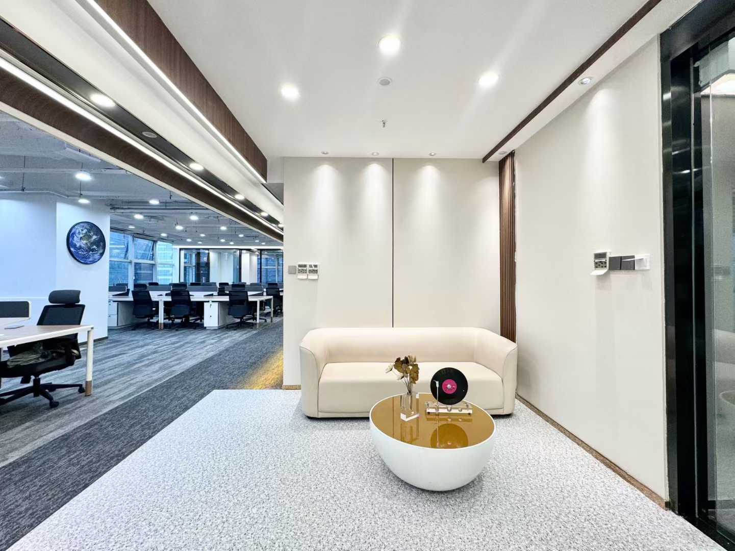 天府三街甲级双面采光 6隔间28-36工位 大气前台彰显形象 近地铁 香年广场办公室出租