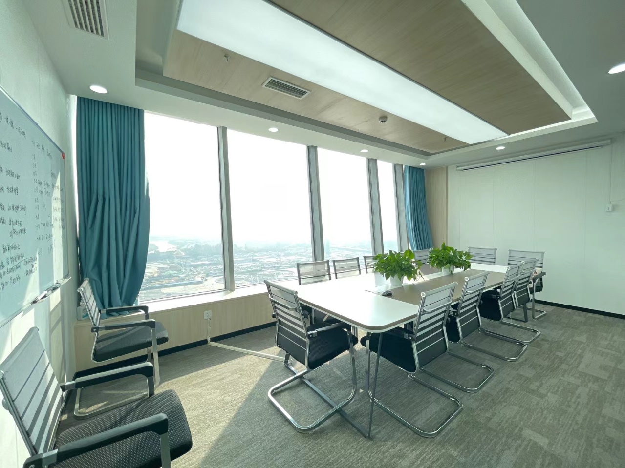 高新区新世纪环球中心精装小面积办公室 简约艺术风格 含物业和空调费