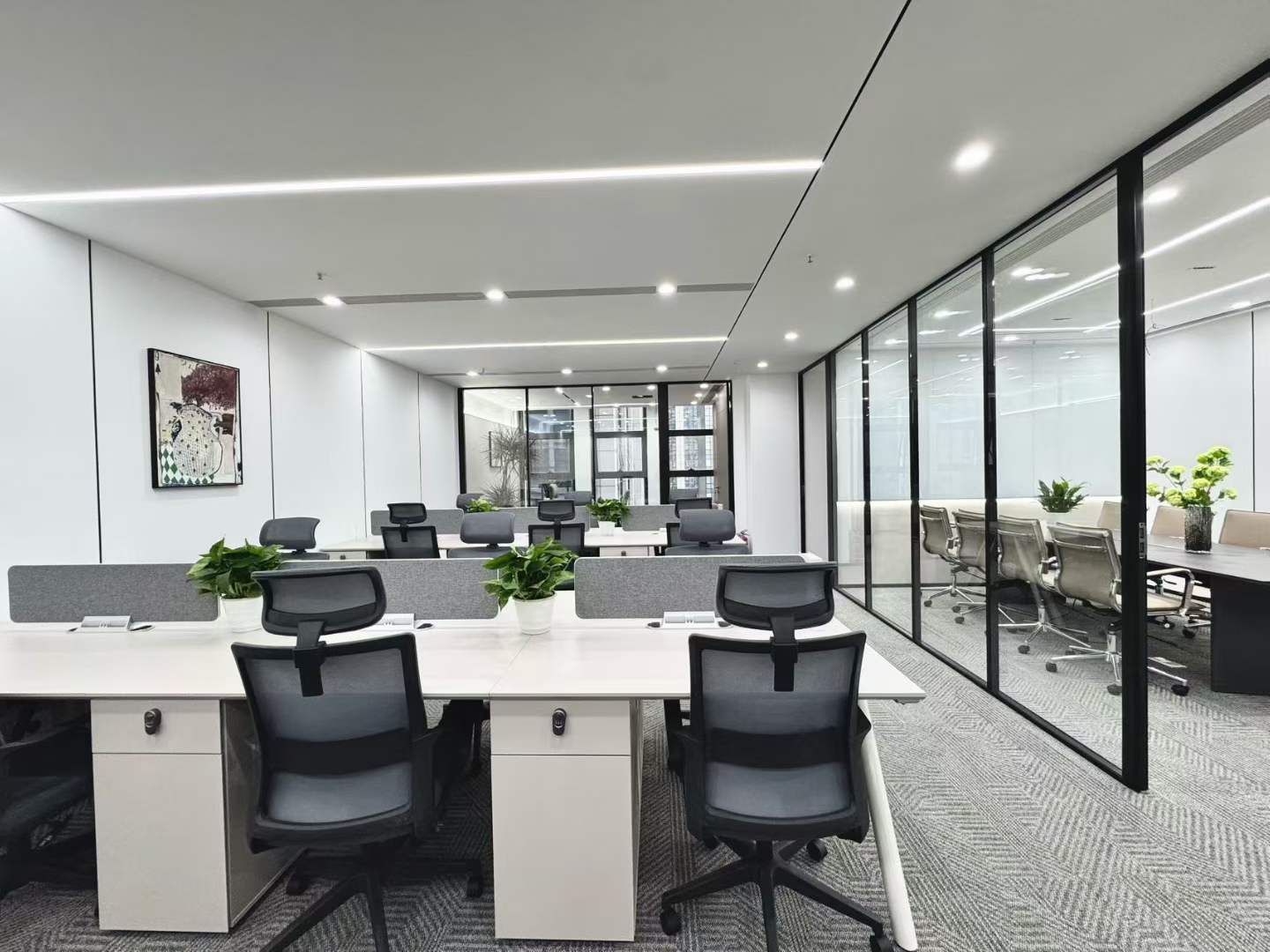 高新区孵化园地铁三四百米 3隔间18工位 按套出租 精装带家具 含物业费 中航国际交流中心办公室出租