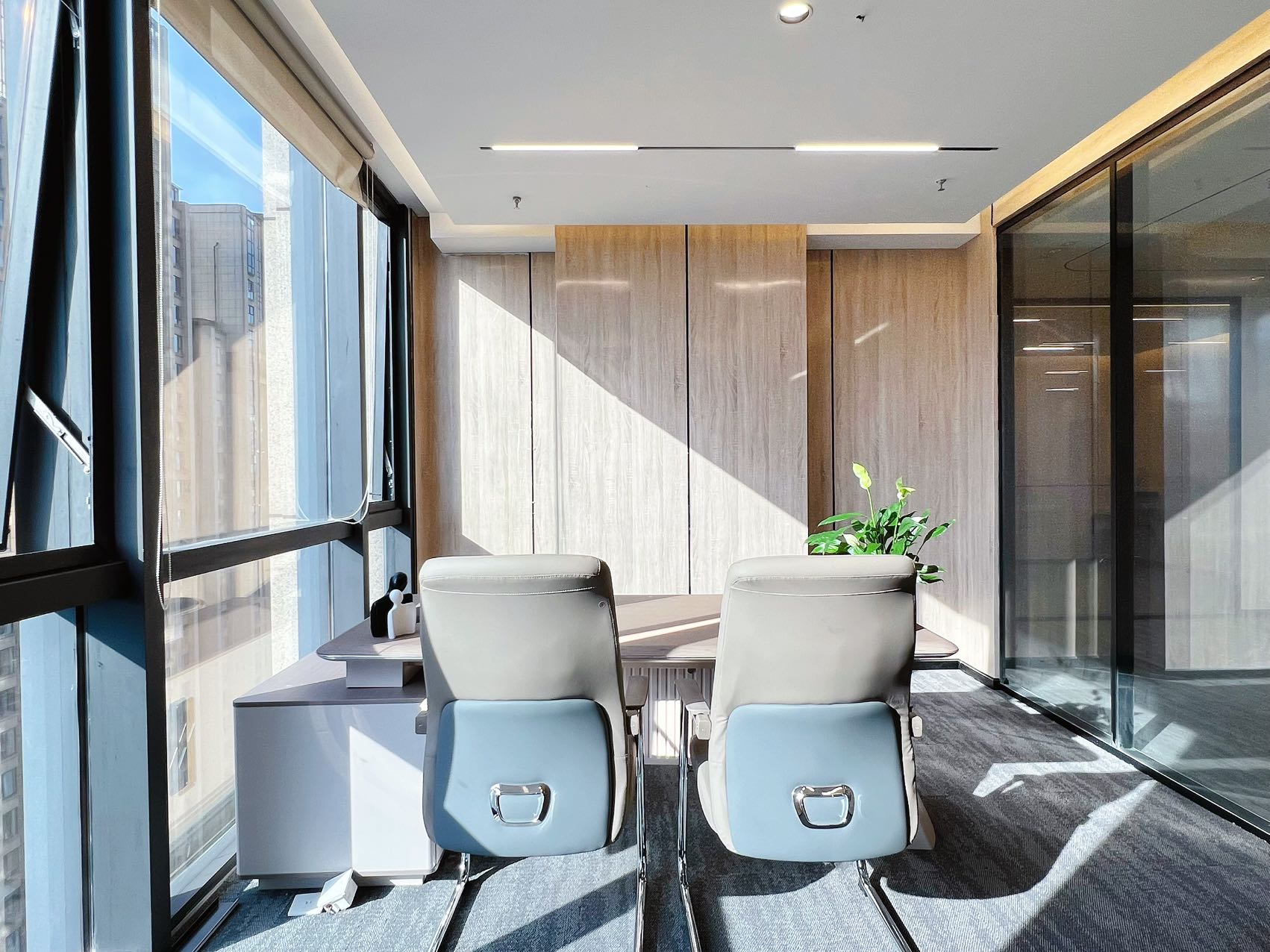 孵化园甲级楼盘 252平方电梯口户型 4隔间30工位 近地铁 地铁三线交汇 阳光金融中心办公室出租