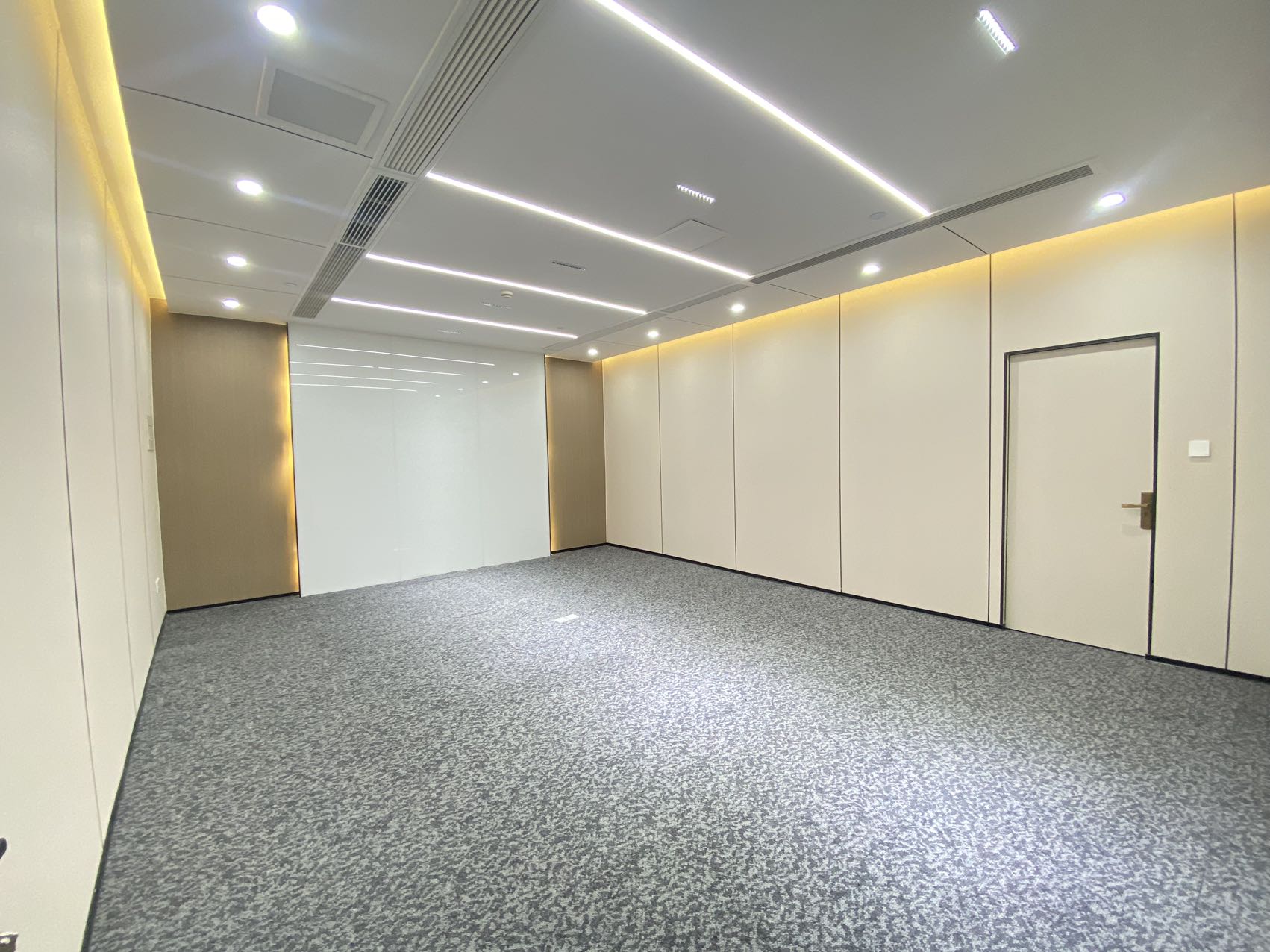 金融城甲级电梯口大户型 全新装修 538平方 8隔间45工位+1仓库 精装带家具 大气前台 东方希望中心办公室出租