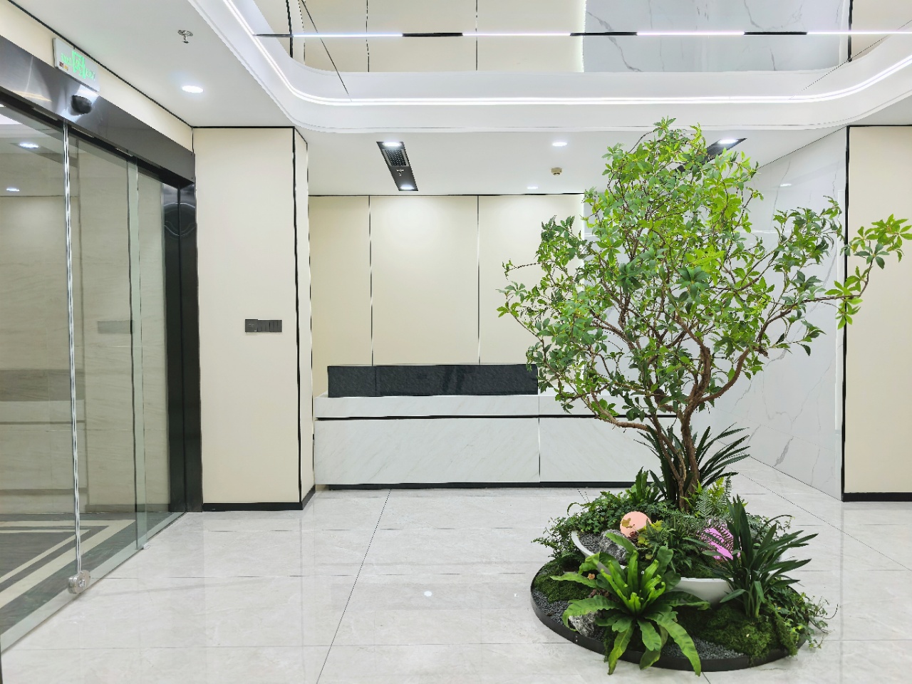 高新区超甲品质楼盘 24小时空调 电梯口户型 307平 5隔间20工位 单价85元/平/月 节能大厦办公室出租