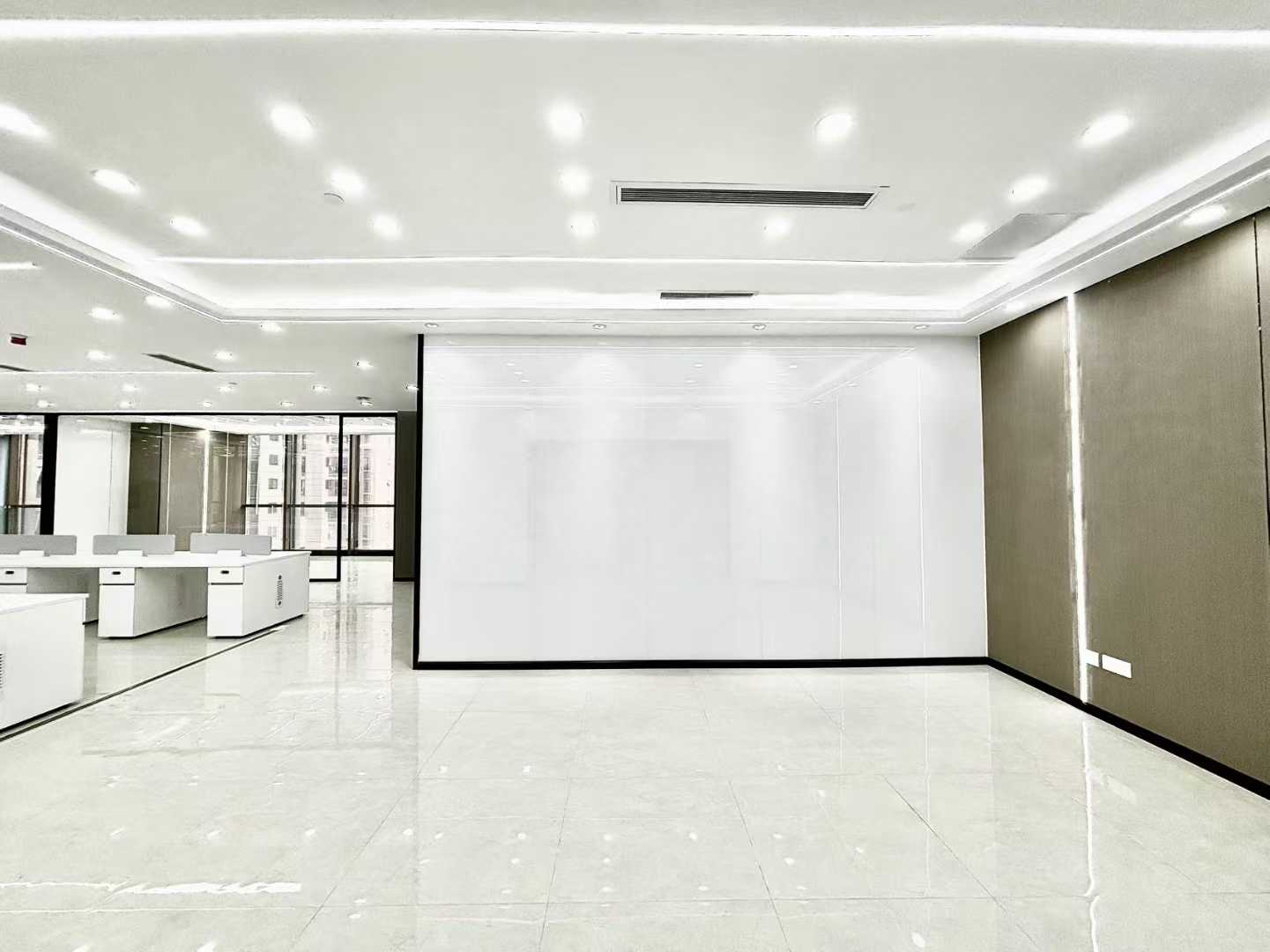 高新区世纪城地铁口双面采光优质户型 单价不到50元 370平 6隔间45工位 高区视野 东方希望天祥办公室出租