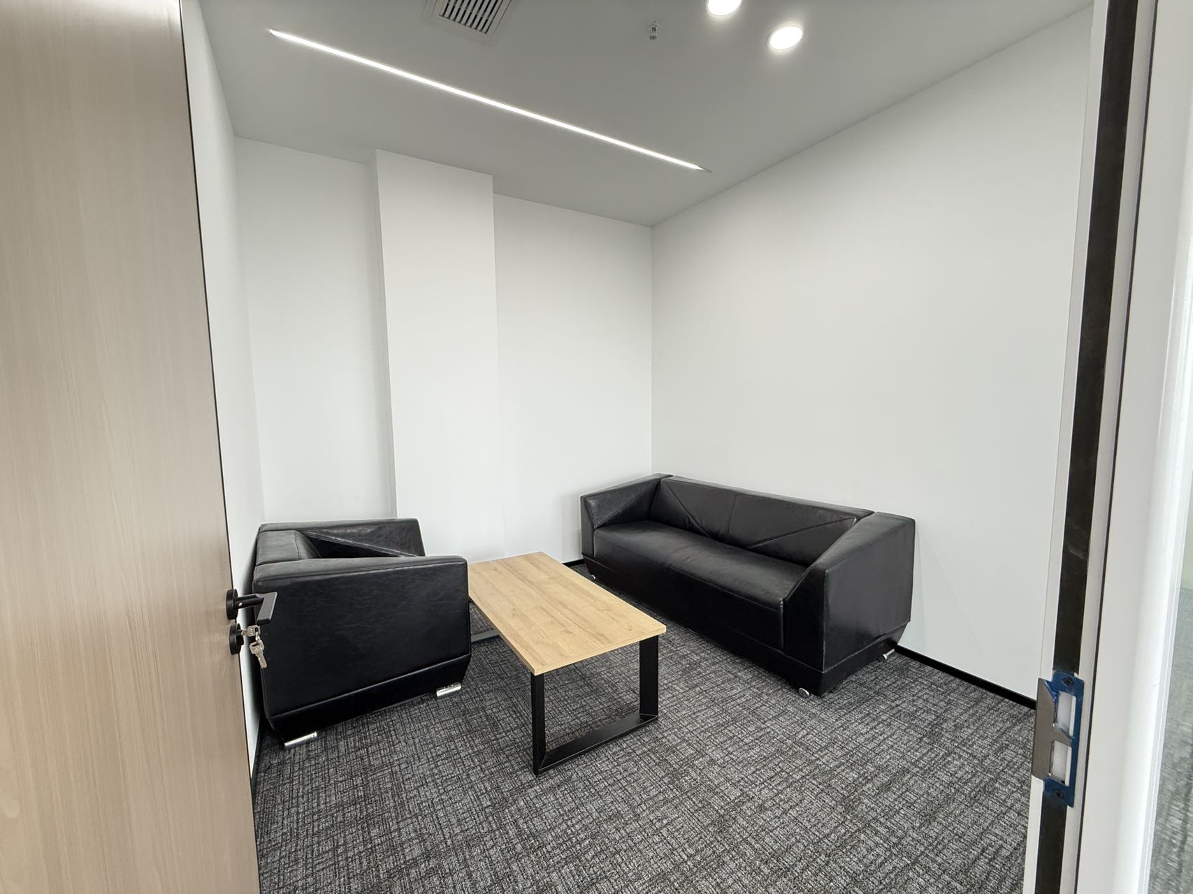 5号线骑龙地铁 套租含物业费 4隔间18工位 双面采光 视野巴适 稀缺房源 欢迎咨询 美行中心办公室出租