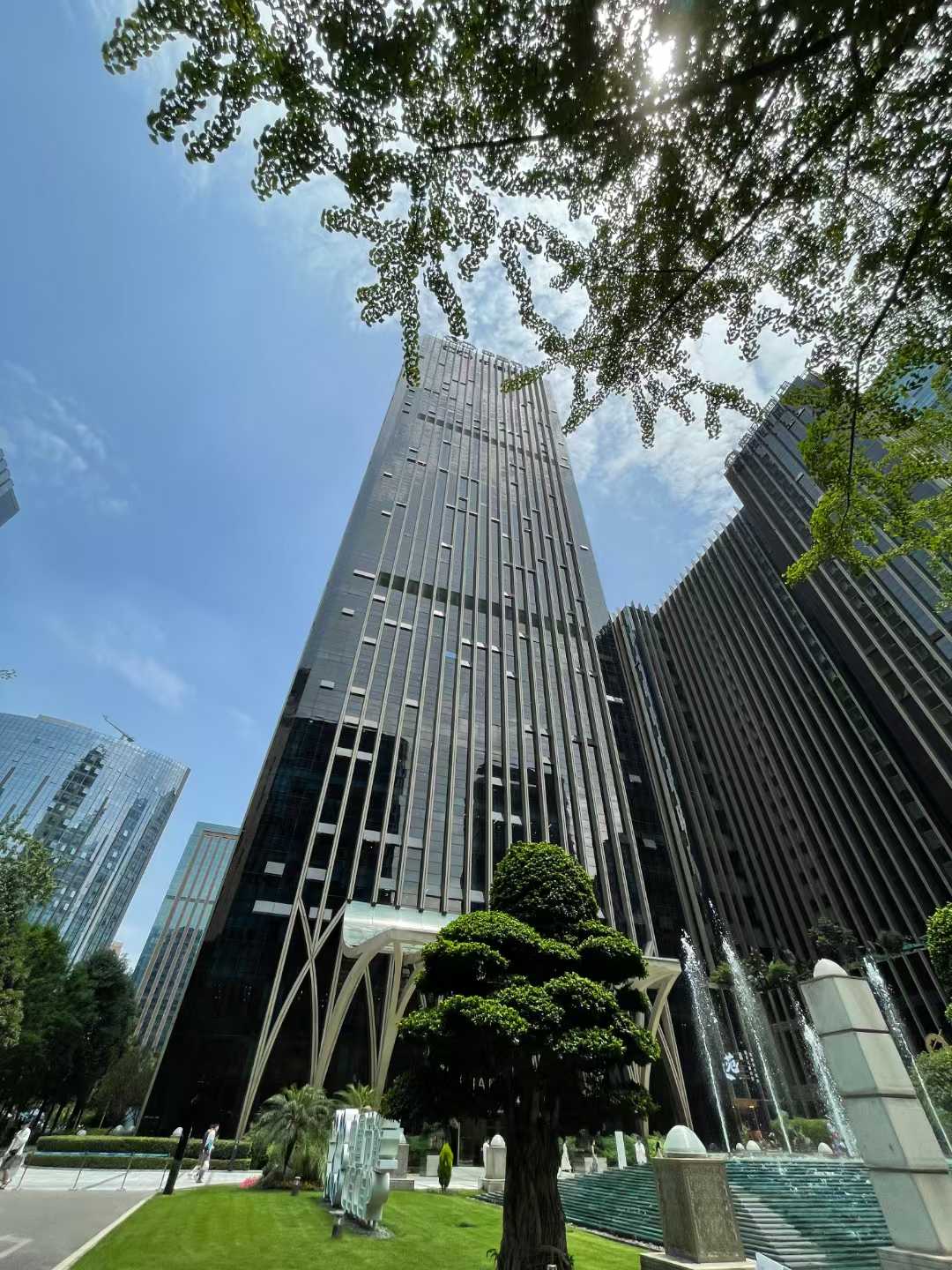 超甲-节能大厦稀缺157平户型 2隔间10工位+茶水间 双面采光 高区视野  24小时空调 节能大厦办公室出租