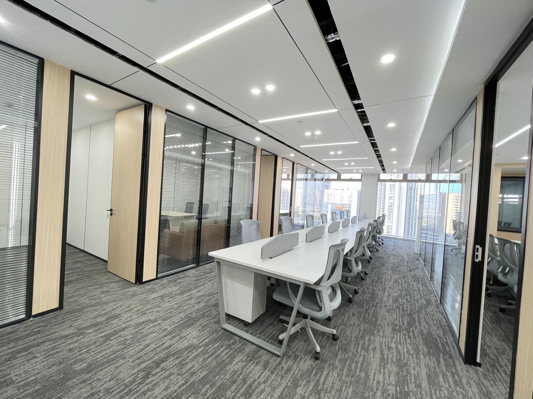 1号线世纪城地铁400米 160平方 4隔间14工位 精装带家具 工区24小时 户型方正 首东置业办公室出租