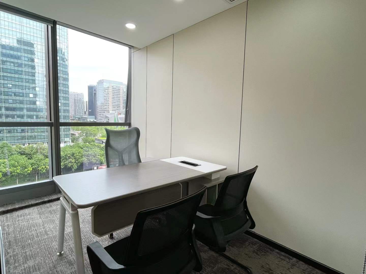 金融城高性价比房源 240平 4隔间20工位 双面采光 视野巴适 东方希望中心办公室出租