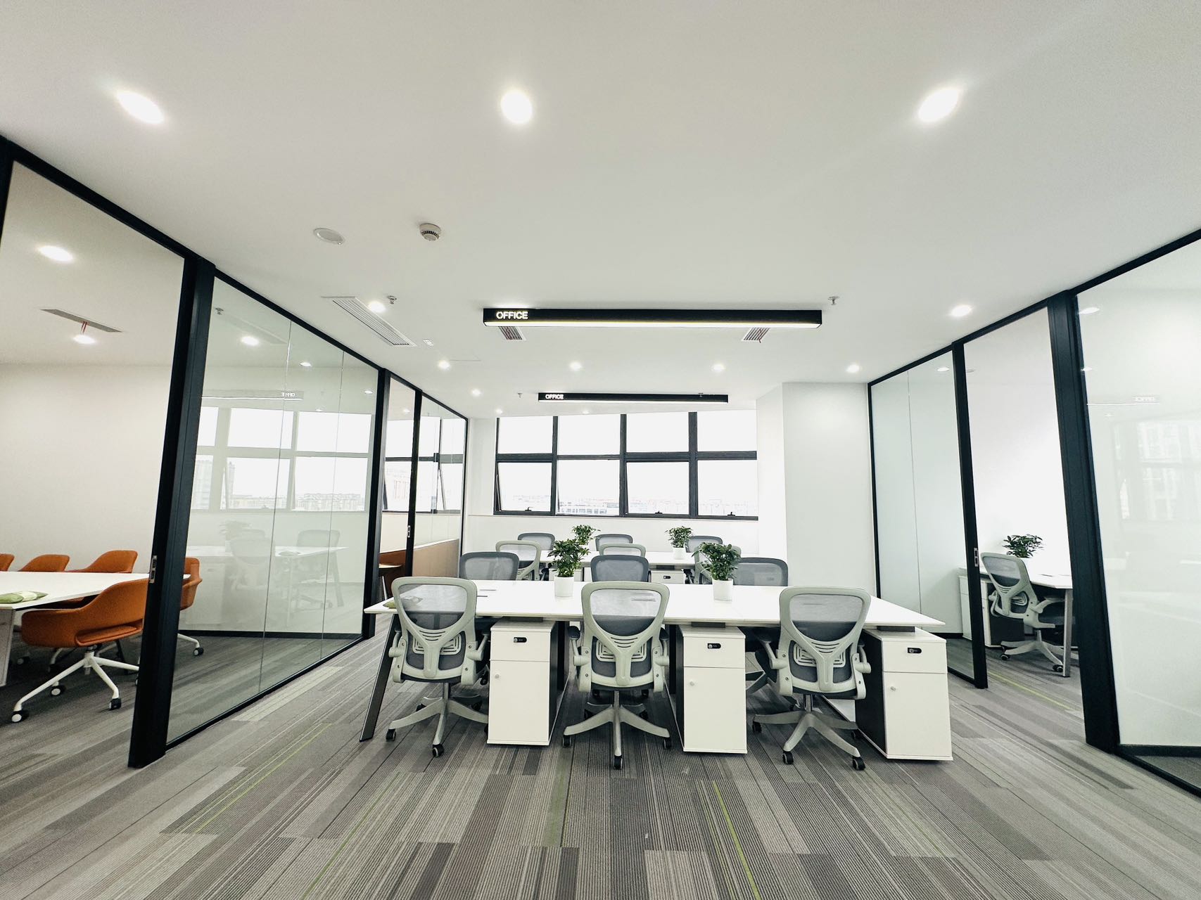 武侯区武青南路地铁四五百米 235平方 5隔间21工位 双面采光 户型反正 神州智慧天地办公室出租