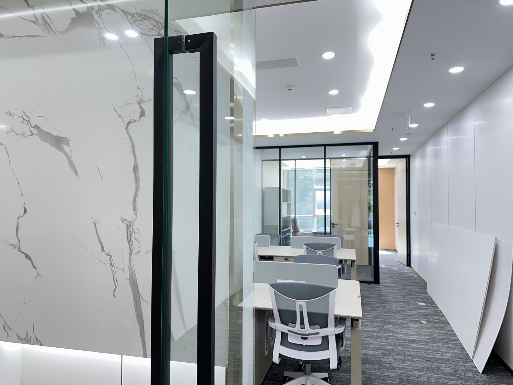 5号线骑龙几百米 创业小户型 按套出租 2隔间8工位 24小时空调 拎包入住 美行中心办公室出租