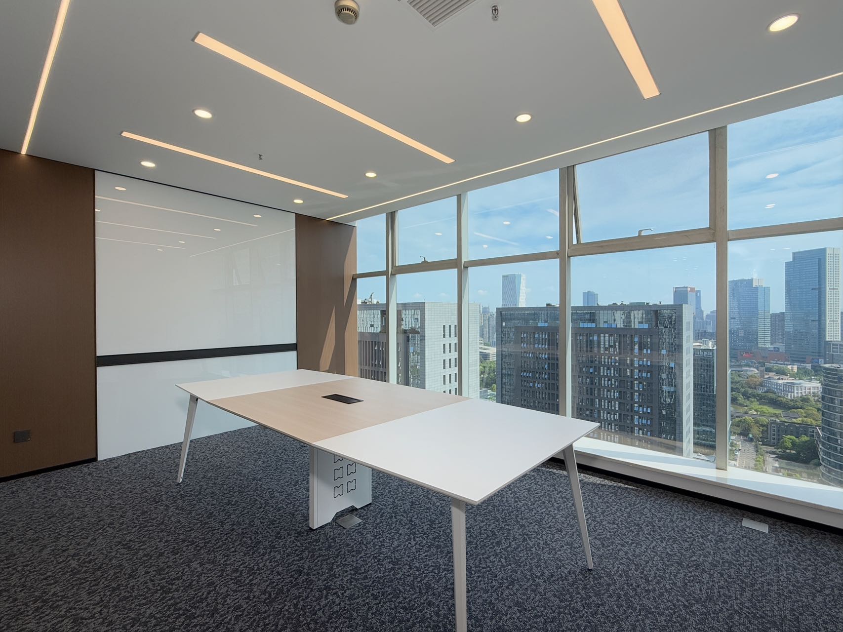 天府三街甲写精装电梯口好房 4隔间20工位 西南双面采光  视野和采光都非常巴适 香年广场办公室出租