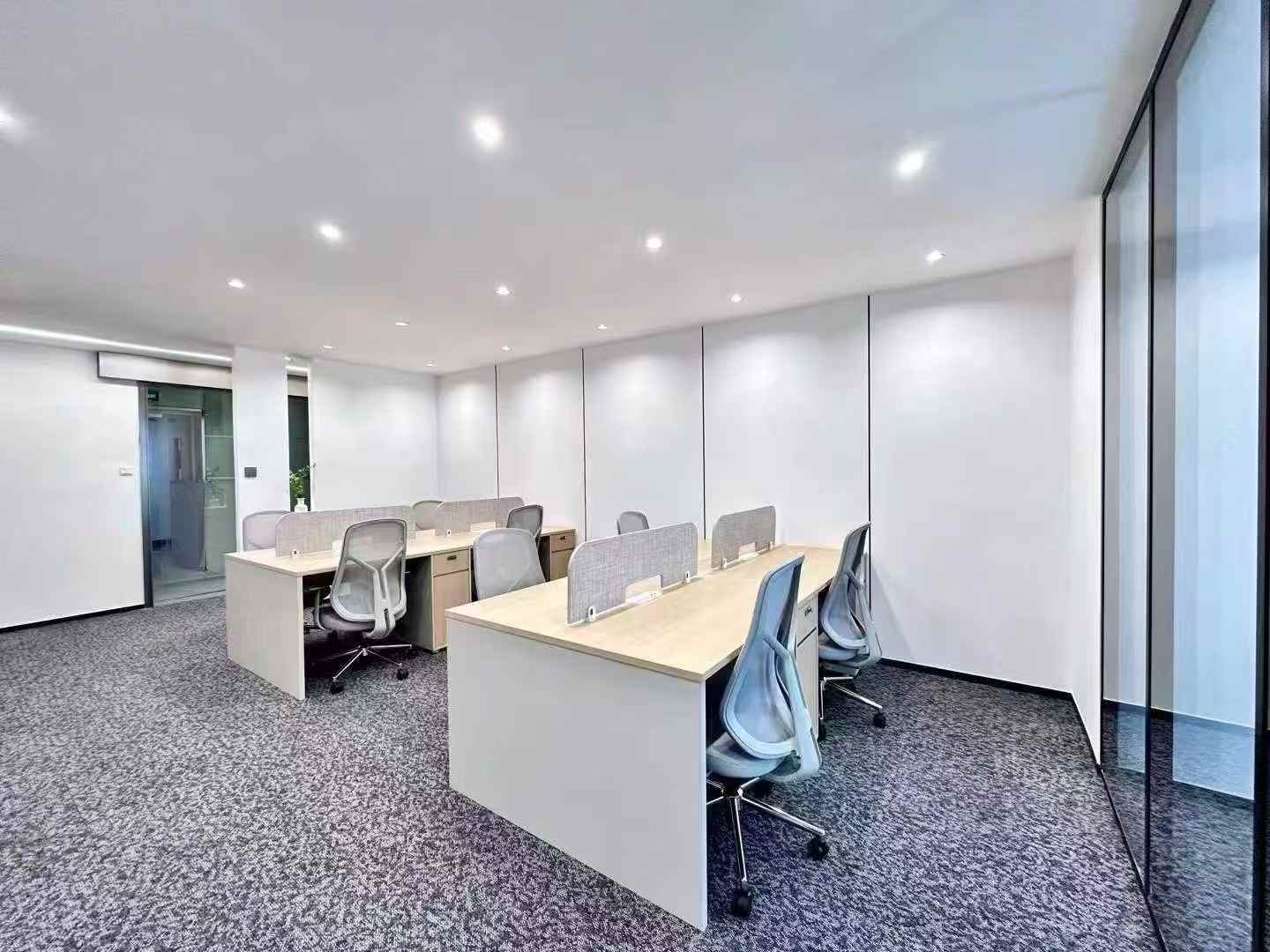 孵化园精选小面积 适合办事处 1隔间6工位 报价含物业费 可谈 精装带家具 中航交流中心办公室出租