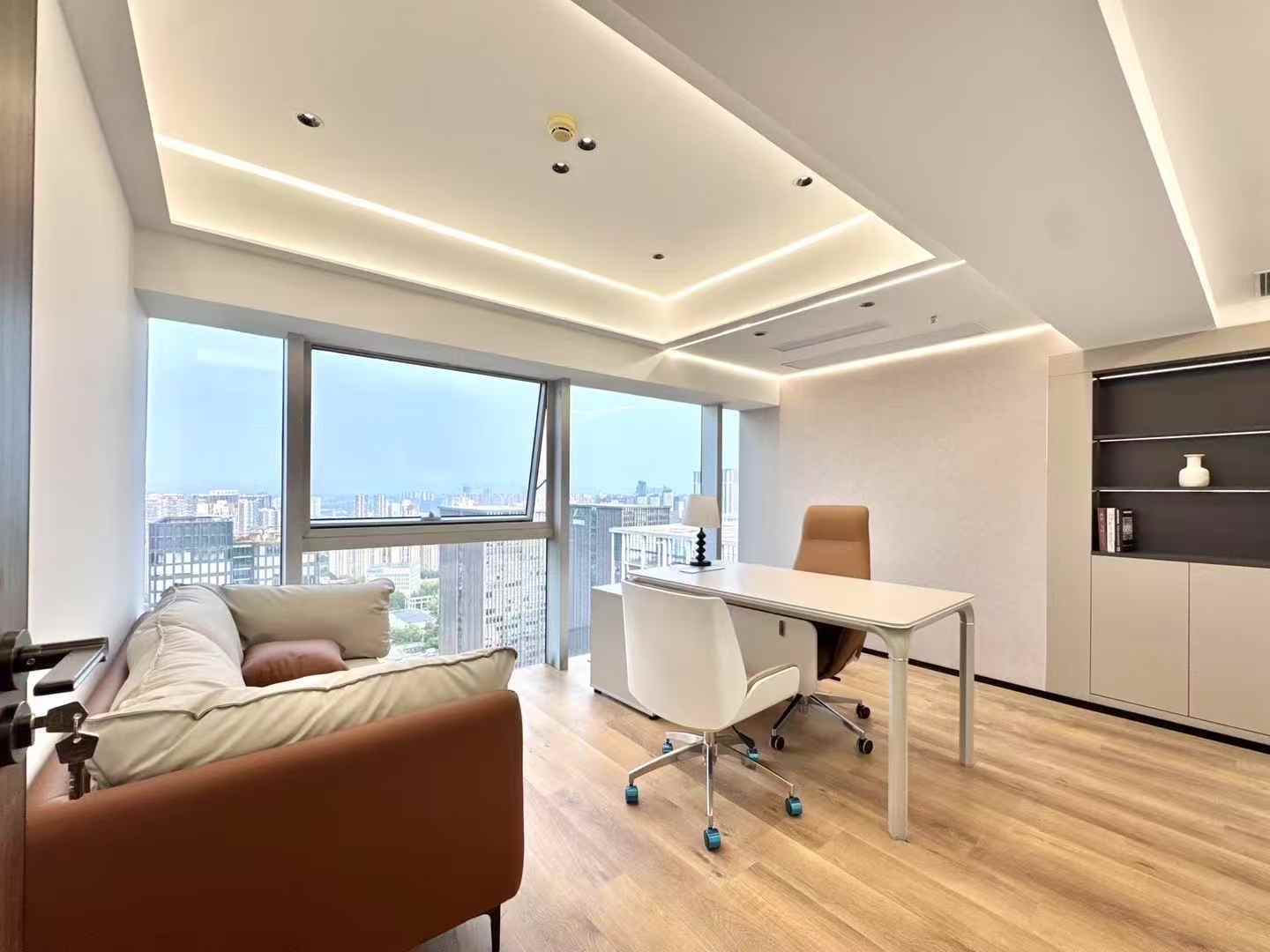 天府三街性价比楼盘 建面195平跃层户型 实得350平+ 24小时空调 7隔间50+工位 福年广场办公室出租