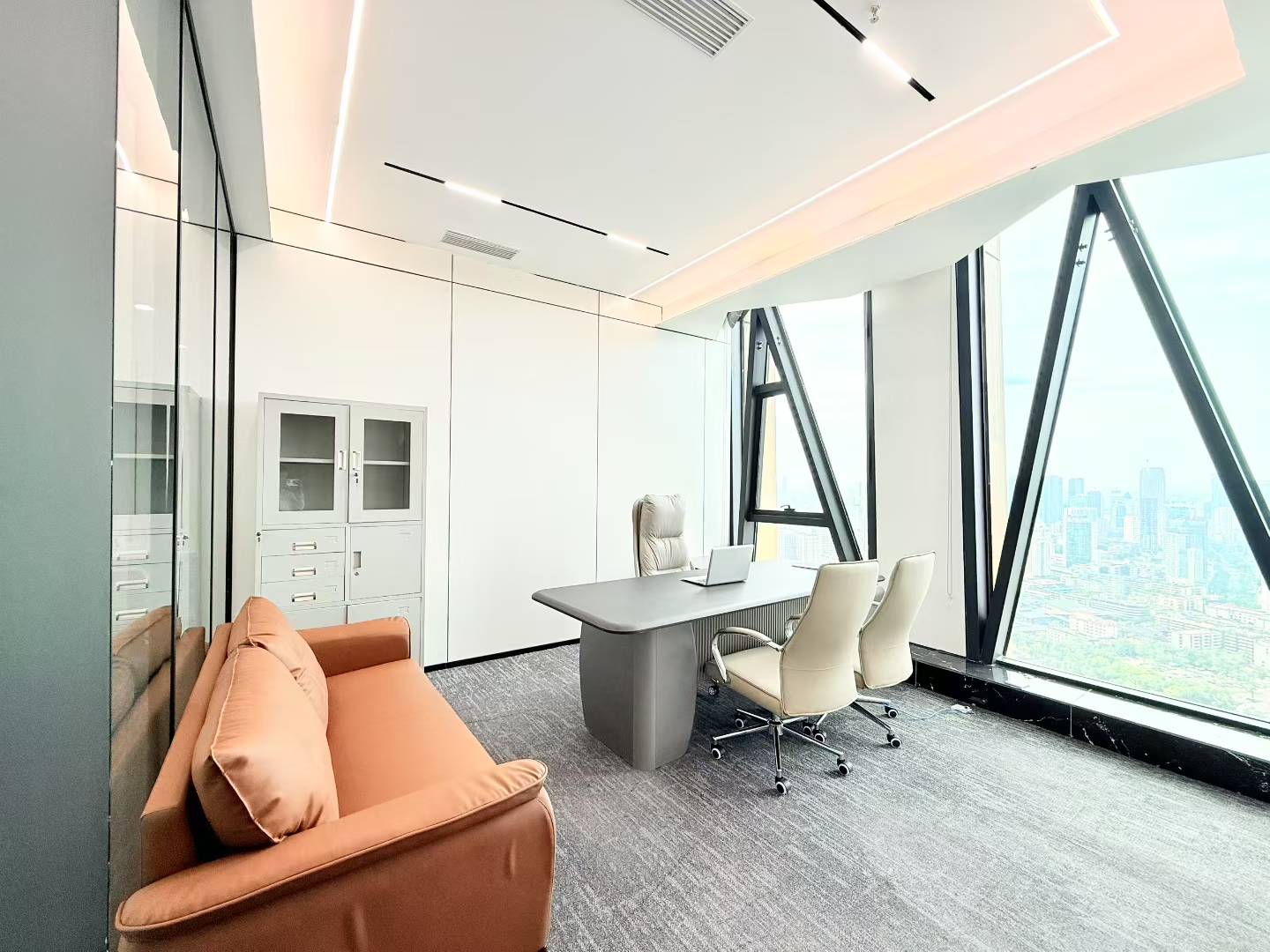 人民北路甲级楼盘 高区电梯口户型 564平 7隔间40工位 24小时空调 价格还可以聊  北成8号办公室出租