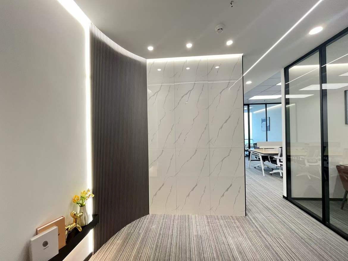 市中心东门大桥地铁口 紧邻春熙路 精品小面积3 隔间12工位 精装带家具 高区看河 时代8号办公室出租