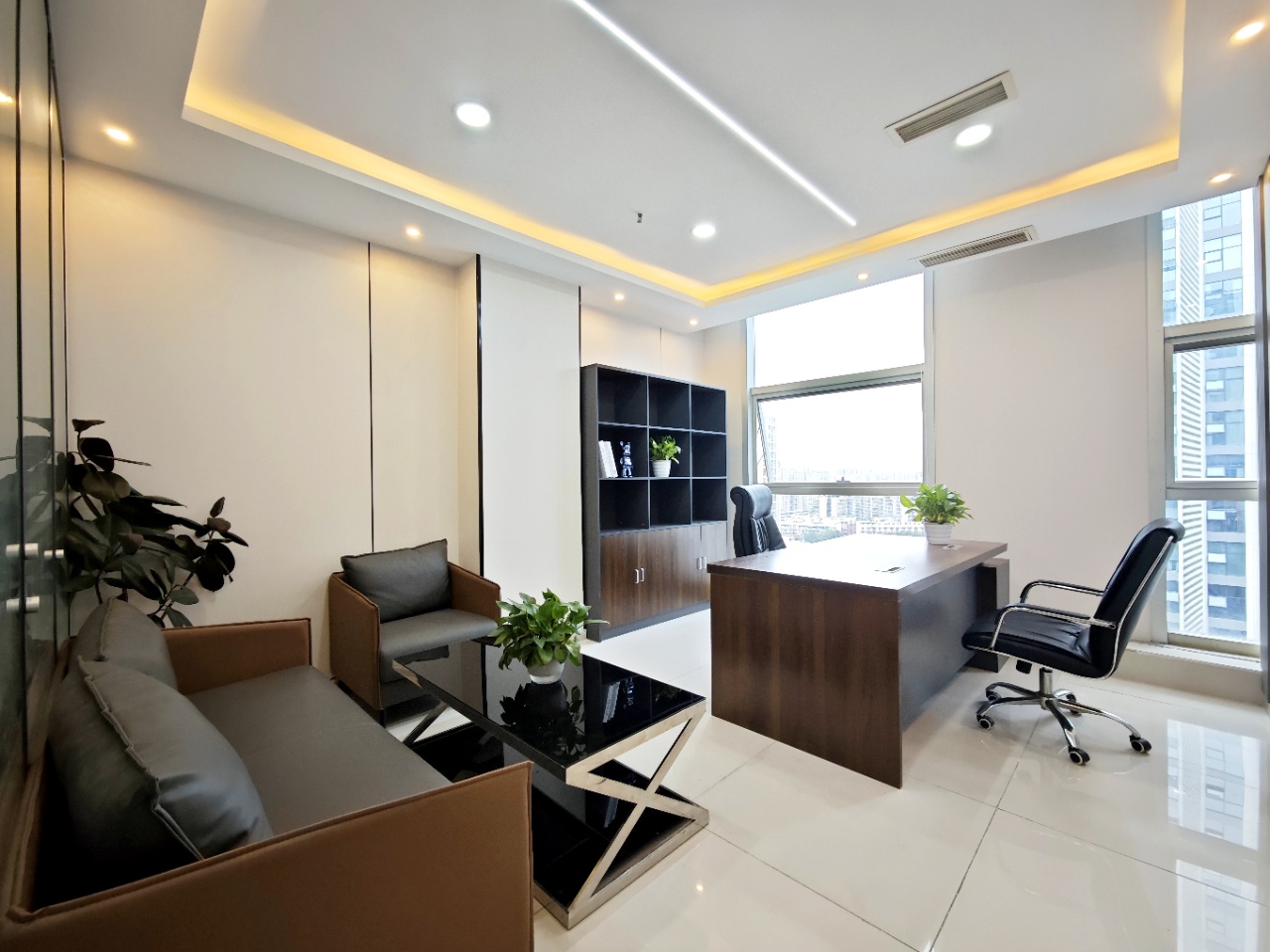 青羊区清江西路地铁近 按套出租 3隔间16工位 报价含物业费 户型方正 带家具 金沙万瑞中心办公室出租