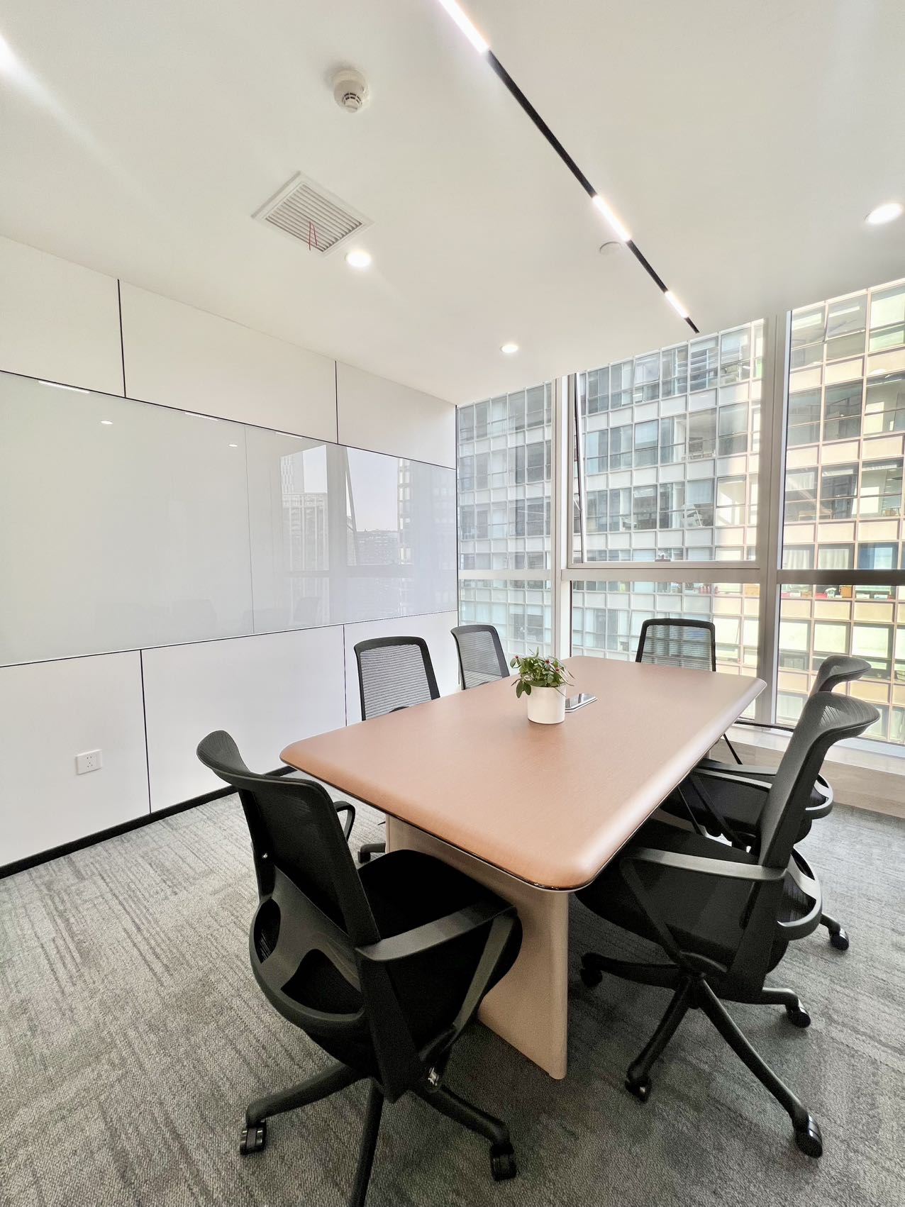 天府三街甲级品质楼盘 395.61平方 6隔间39工位 大落地创 采光视野好 希顿国际办公室出租