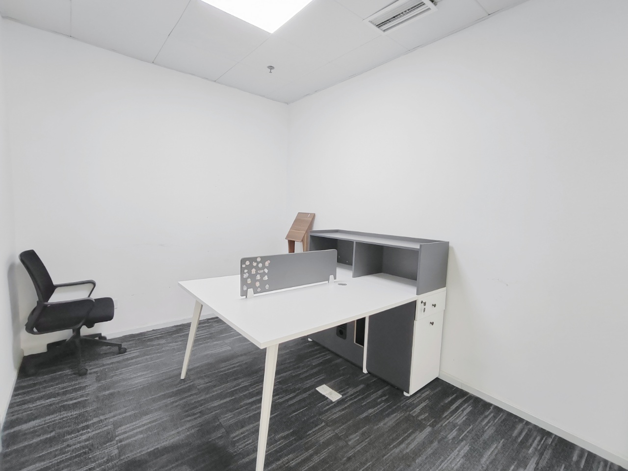 三线交汇高新区核心CBD孵化园地铁口 315平方 5隔间42工位 无加时费 奥克斯广场办公室出租