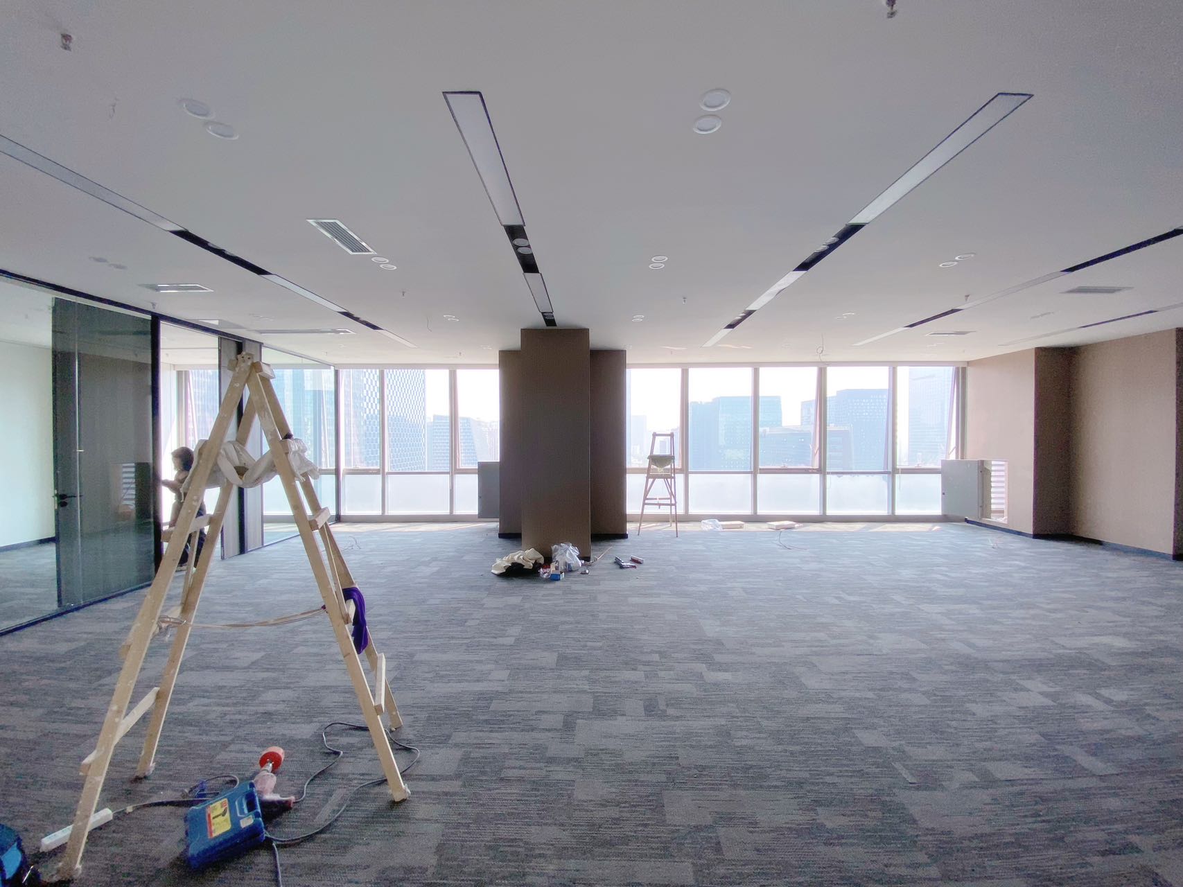 高新区24小时空调甲写楼盘 236平方 4隔间31工位  电梯口 采光视野巴适 带家具 晶科一号办公室出租