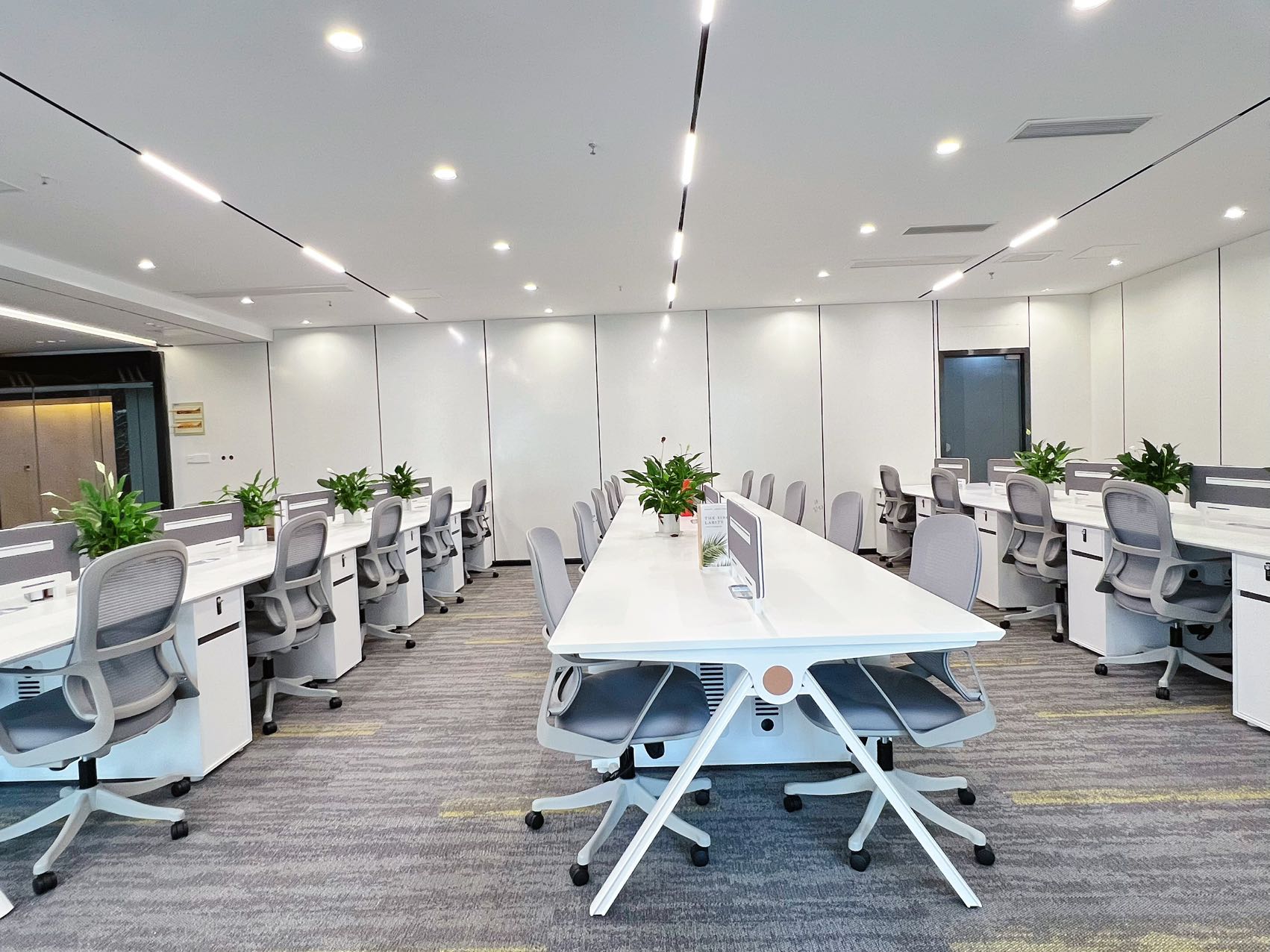 孵化园甲级楼盘 252平方电梯口户型 4隔间30工位 近地铁 地铁三线交汇 阳光金融中心办公室出租