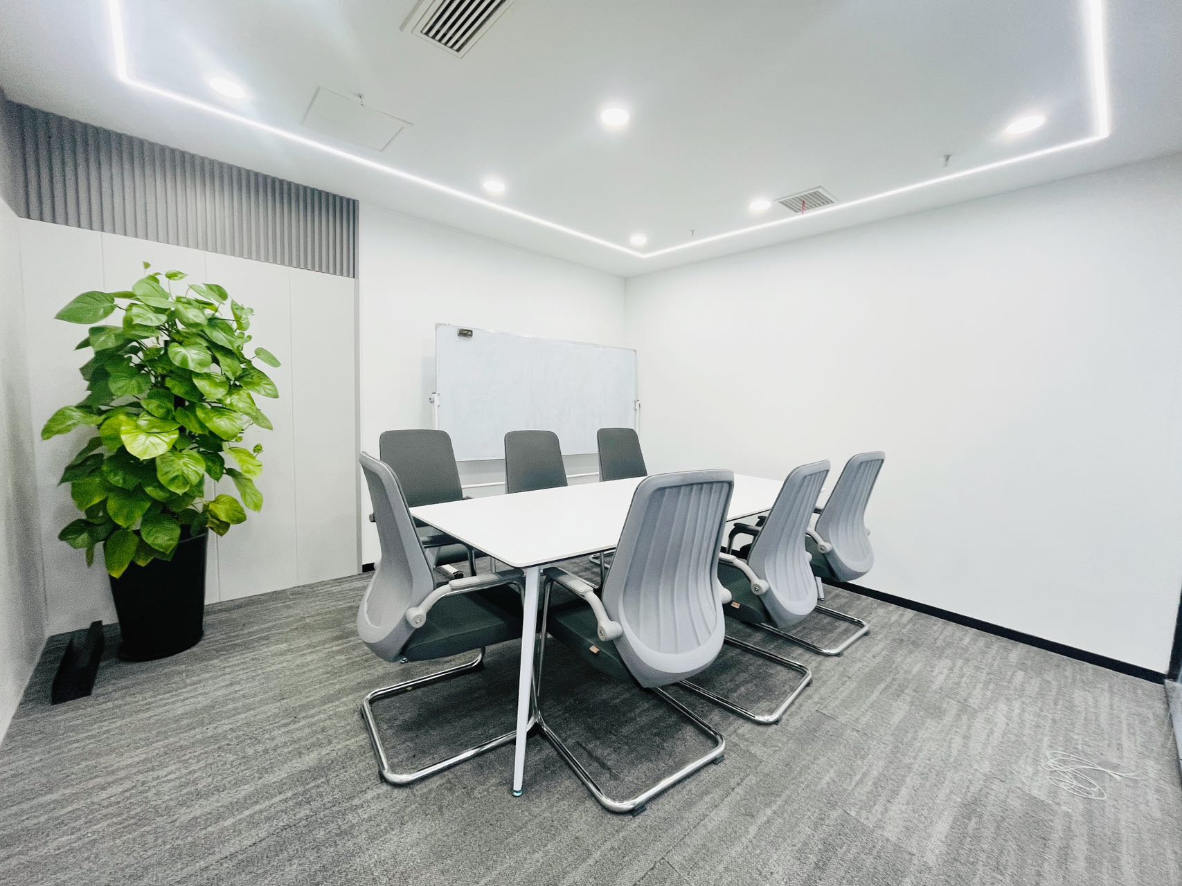 武侯区桐梓林地铁口 按套出租 7隔间40工位 精装带家具 含物业费 新希望大厦办公室出租