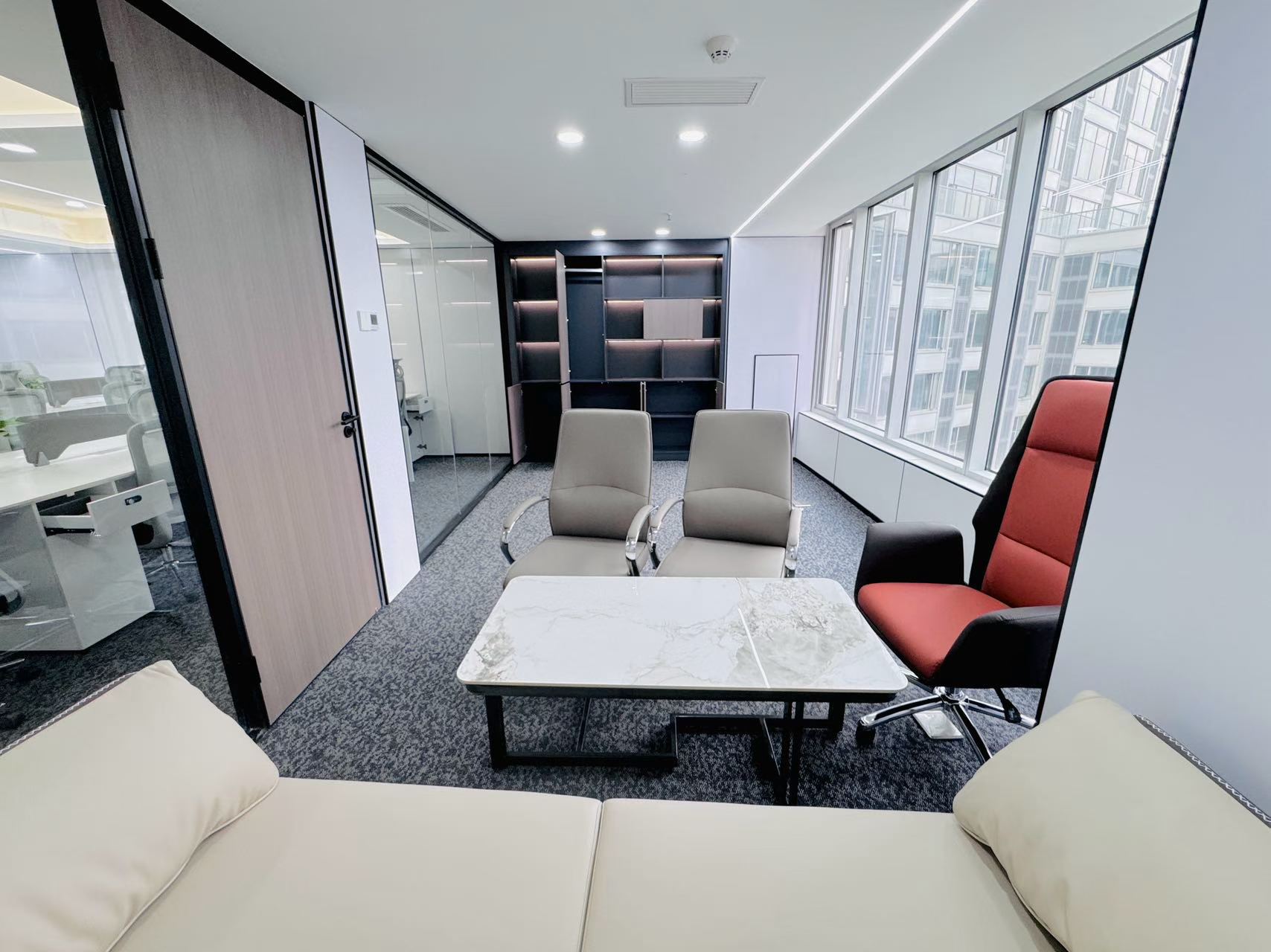 红牌楼地铁三四百米 1大隔间16工位 带形象墙 带家具 报价含税含物业费 鼎冠中心办公室出租