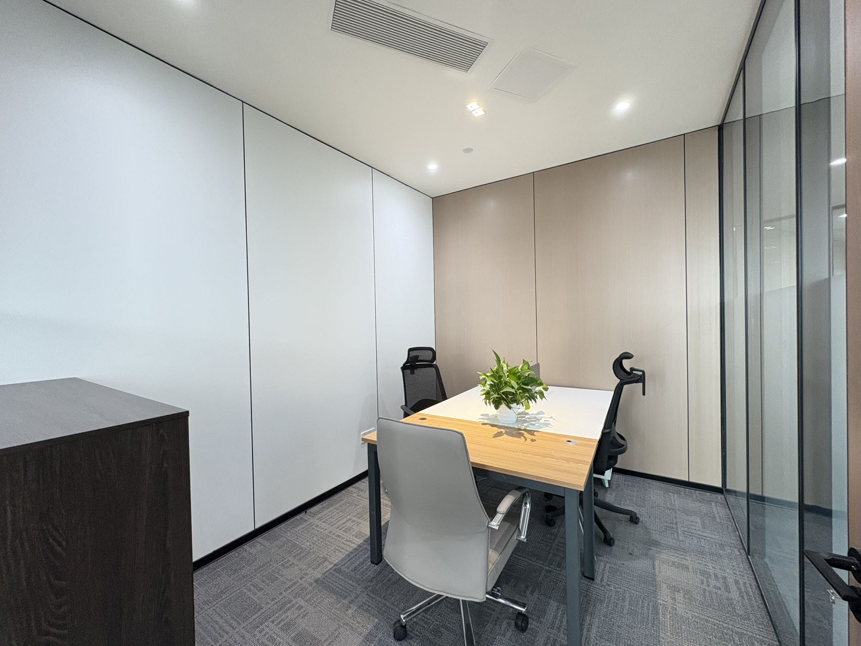 高新区大源版块甲写  8隔间10工位 隔间多 服务面积419平 精装带家具 视野巴适 复城国际办公室出租