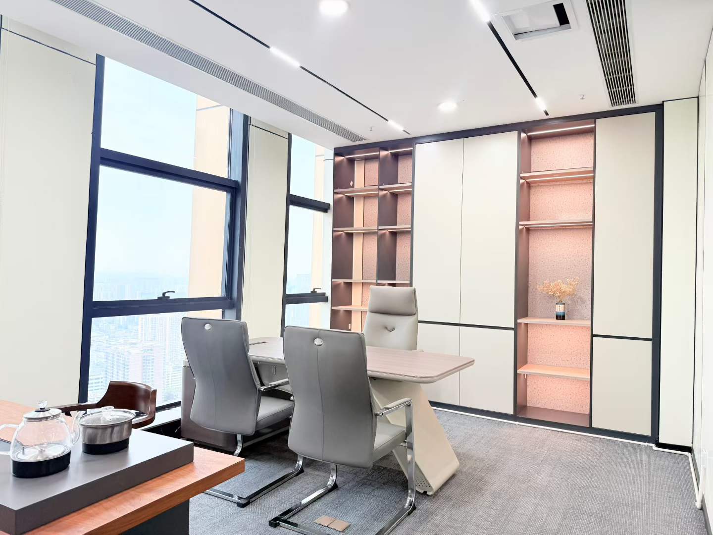 紧邻金牛万达 552平 8隔间40工位 高区电梯口 户型方正 通透 视野巴适 接待办公都可 北成8号办公室是出租