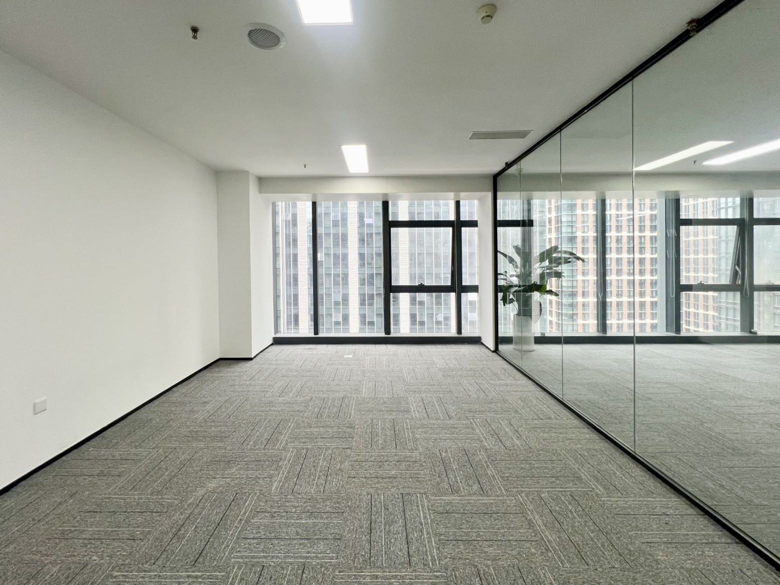 金融城甲写楼盘 电梯口 产权220平 3隔间24工位 隔间大 22%公摊小 创新时代广场办公室出租