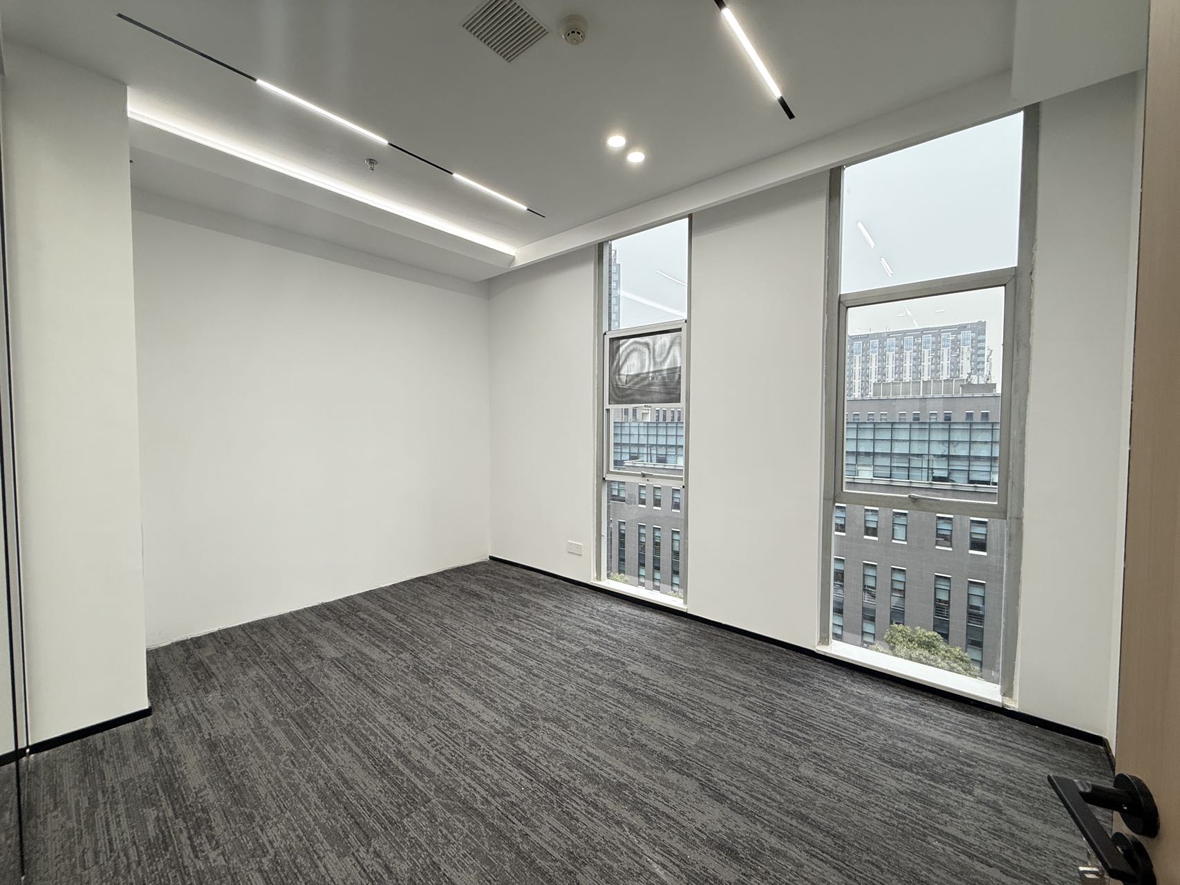 天府五街24小时园区办公 创业小户型按套出租含物业费 1隔间12工位 带家具 拎包入住 近地铁 天府软件园办公室出租