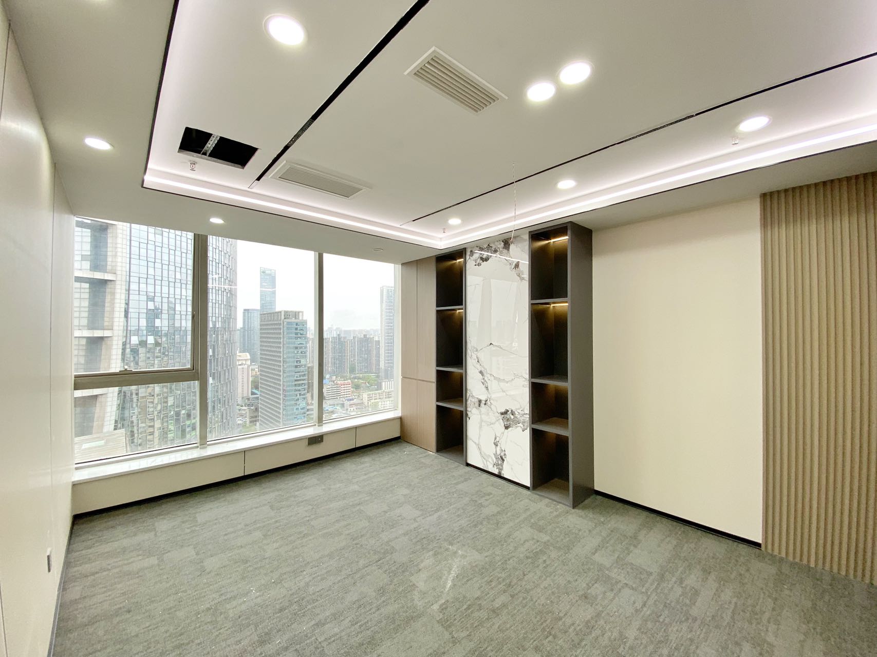 锦江区东门大桥地铁口 按套出租4隔间18工位 24小时空调 双面采光 东方广场办公室出租