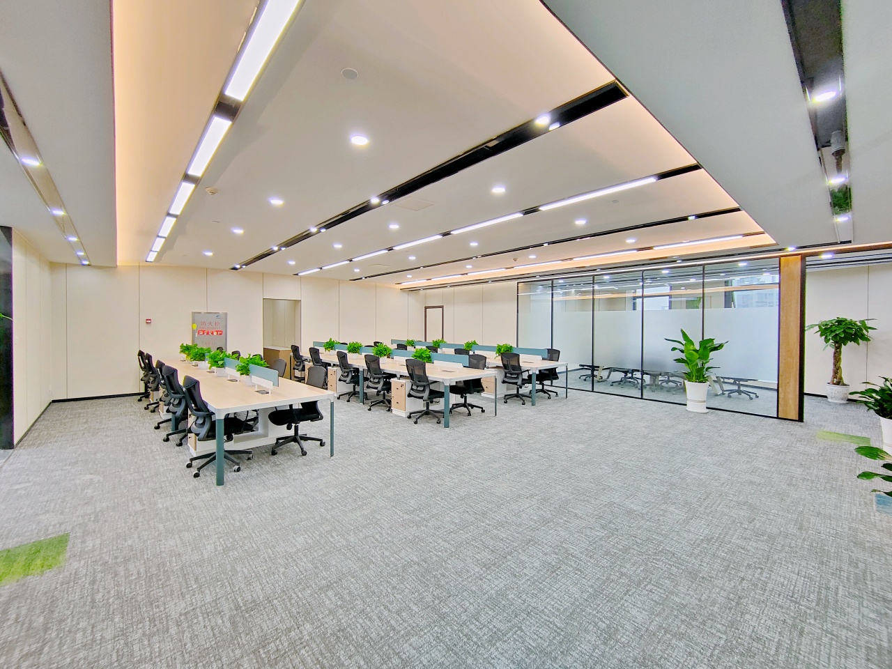 成都西站地铁口精装好房 385平 5隔间42工位+茶水间 空调无加时费 精装带家具 带共享配套 安格斯恒通中心办公室出租|高新区写字楼|高新区办公室|租小团