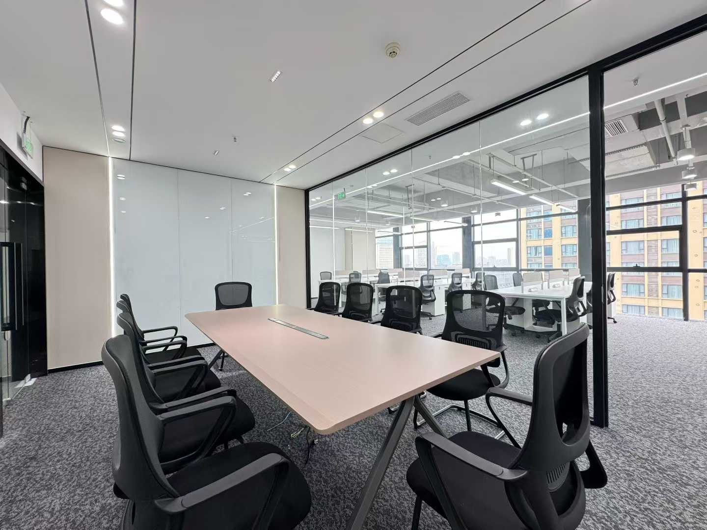 天府三街24小时空调楼盘 服务面积316平 5隔间36工位 电梯口 大落地玻璃 采光巴适 峰汇中心办公室出租