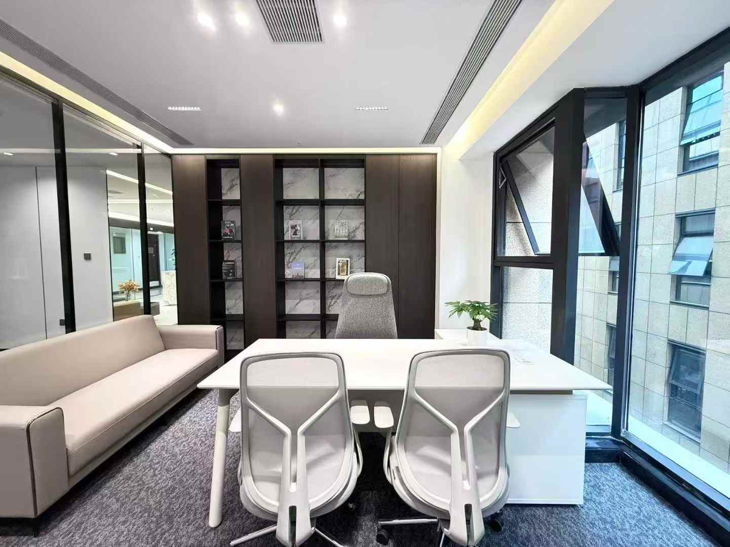 孵化园大户型出租 698平方 8隔间80工位 户型方正 装修巴适 带家具 德商国际办公室出租