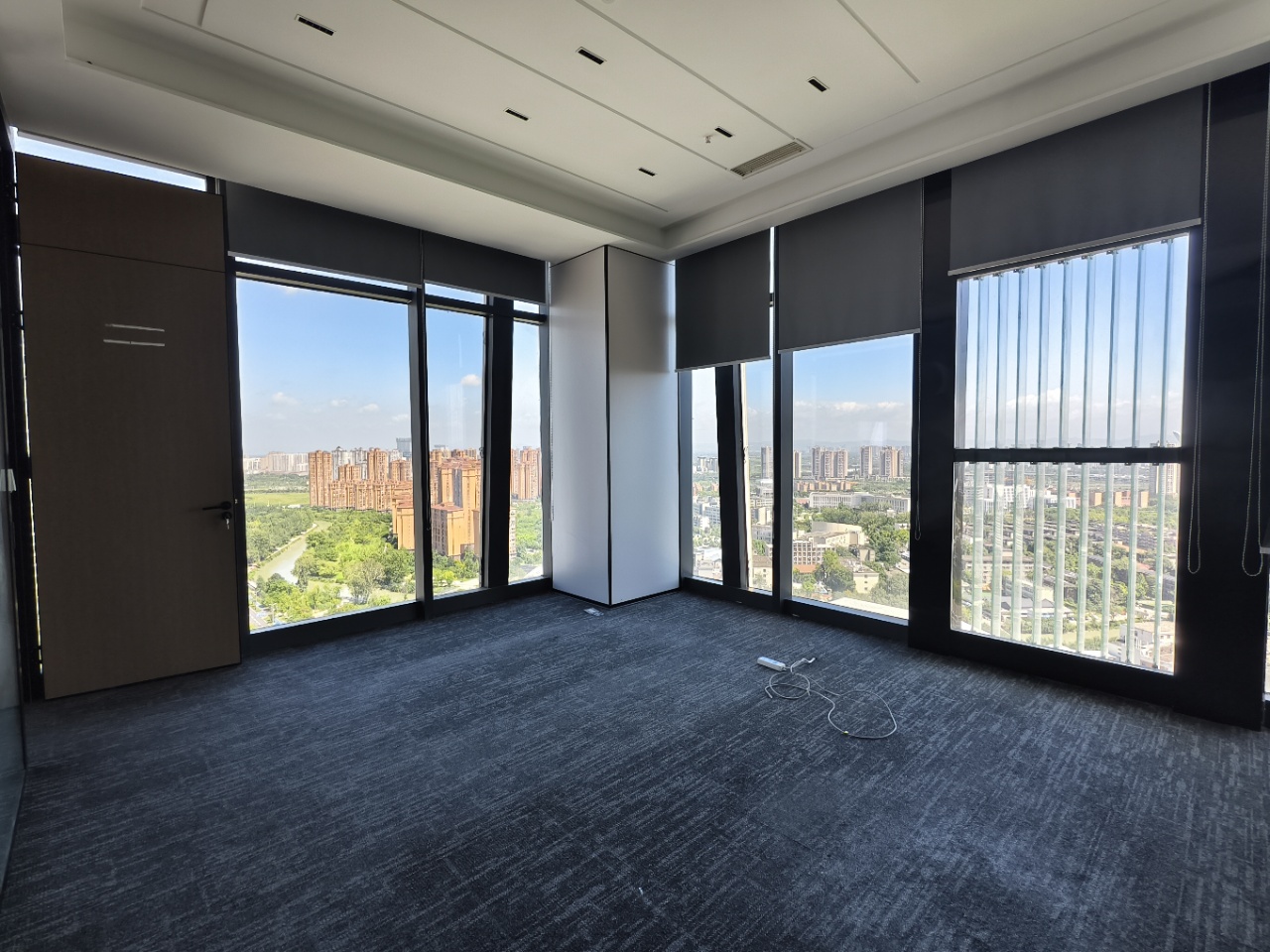 近东郊记忆 十里店地铁口1018㎡大面积 8隔间164工位 三面采光 视野巴适 龙腾广场办公室出租